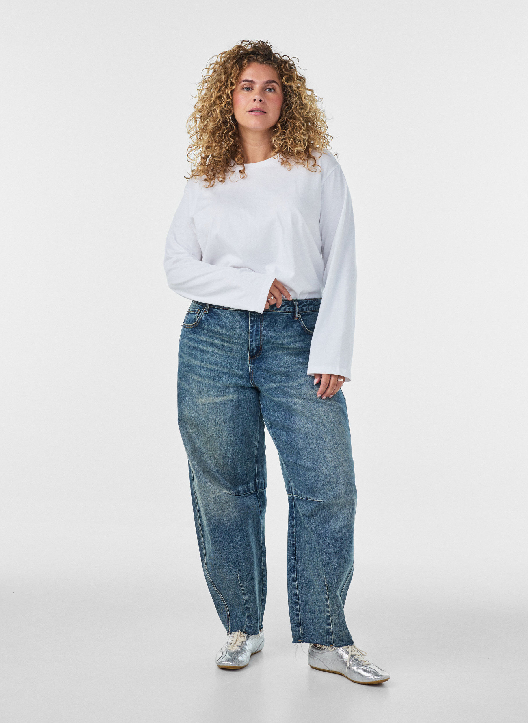 ZizziBarrel-fit jeans met een distressed wash, Blauw, Model image number 0