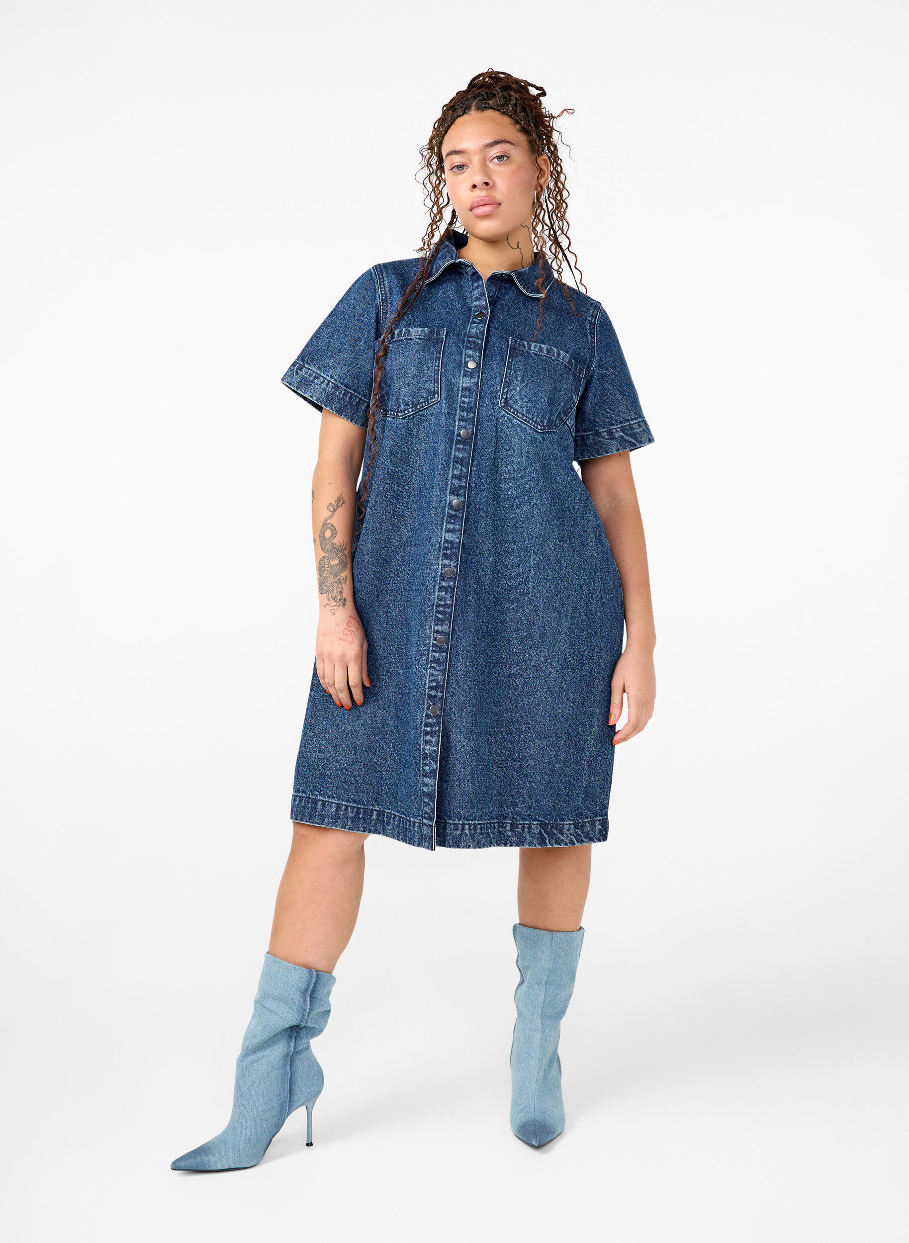 Zizzi Lang denim shirt met korte mouwen, Blue Denim, Model image number 2