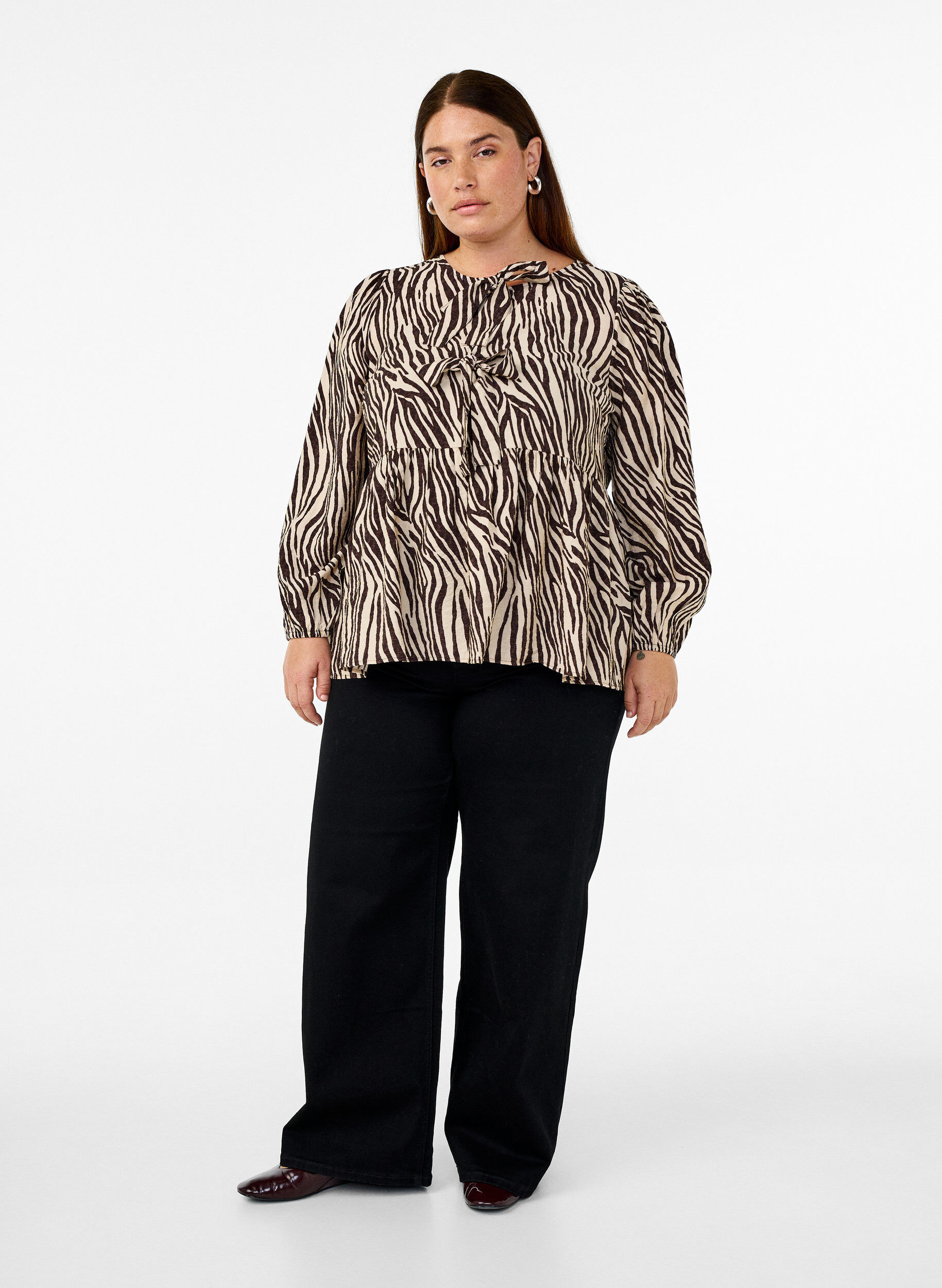 Zizzi Peplum blouse met strik en zebraprint, Bruin, Model image number 1