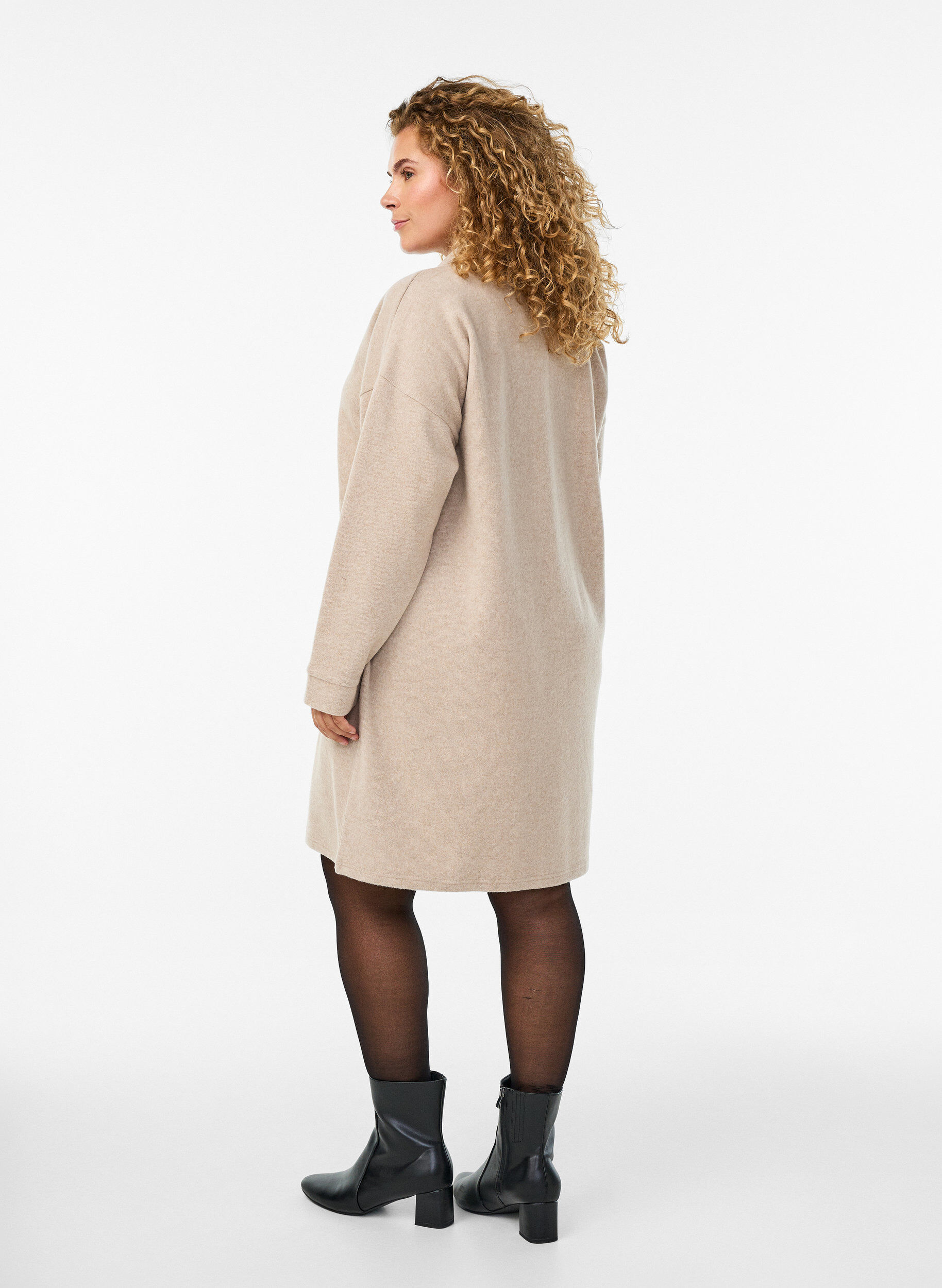Zizzi Knie-lange jerseyjurk met een V-hals en kraag, Beige, Model image number 2