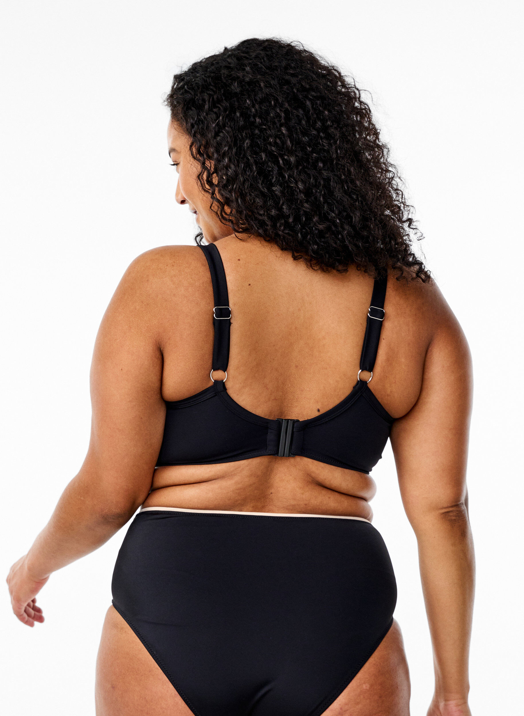 Zizzi Bikinitop met ruches en contrastdetails, Zwart, Model image number 1