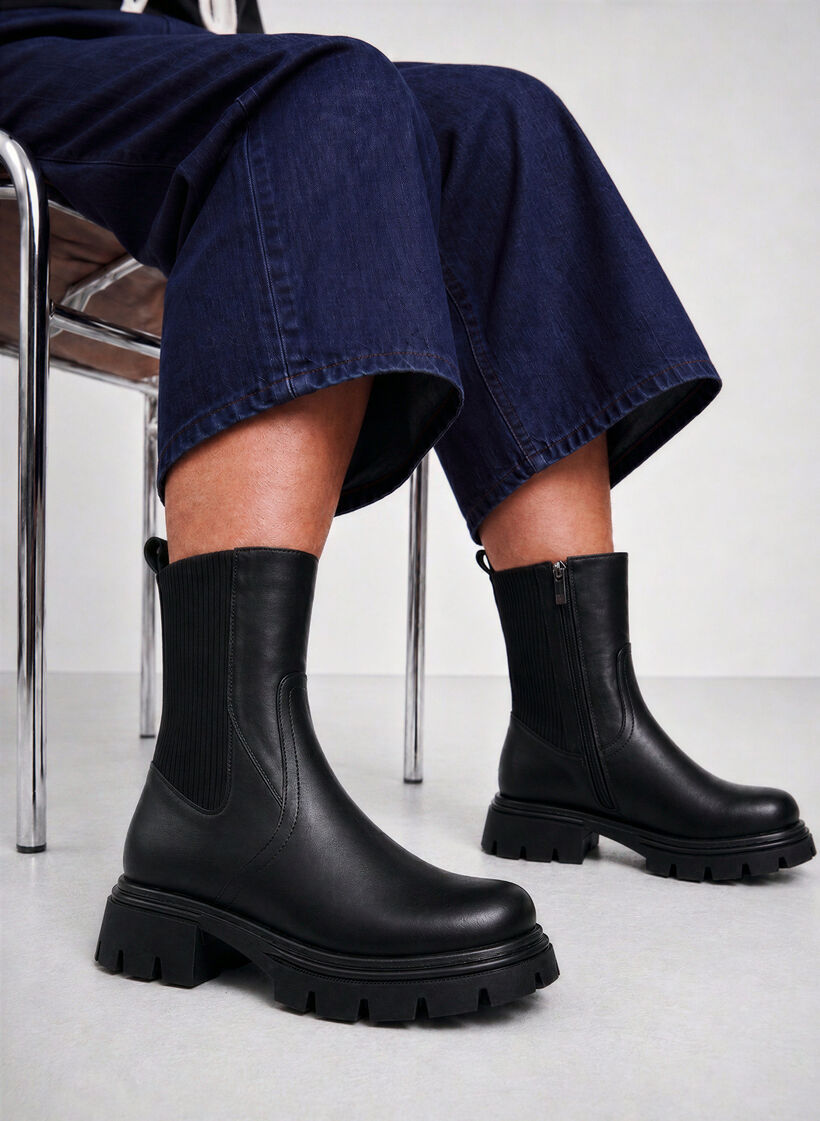 Chelsea boot met een chunky zool en geribde panelen, Zwart, Image image number 0