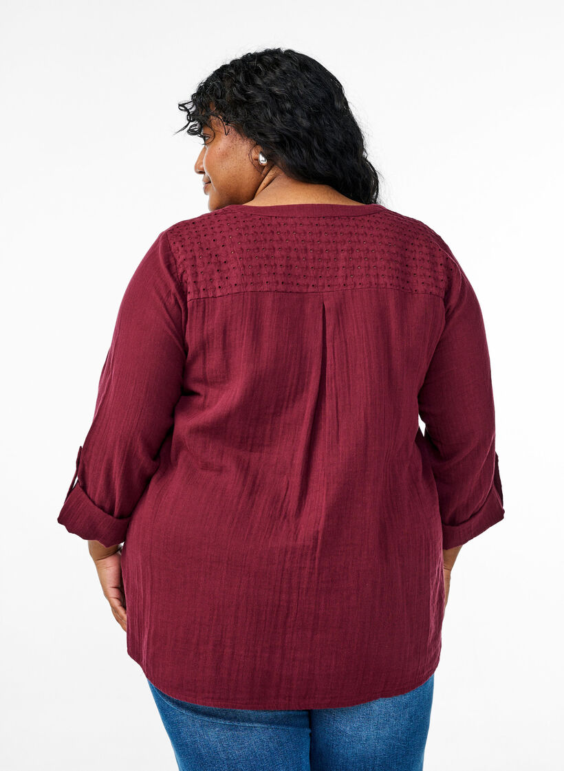 Blouse in katoenen mousseline met broderie anglaise, Donker Bordeaux, Model image number 2