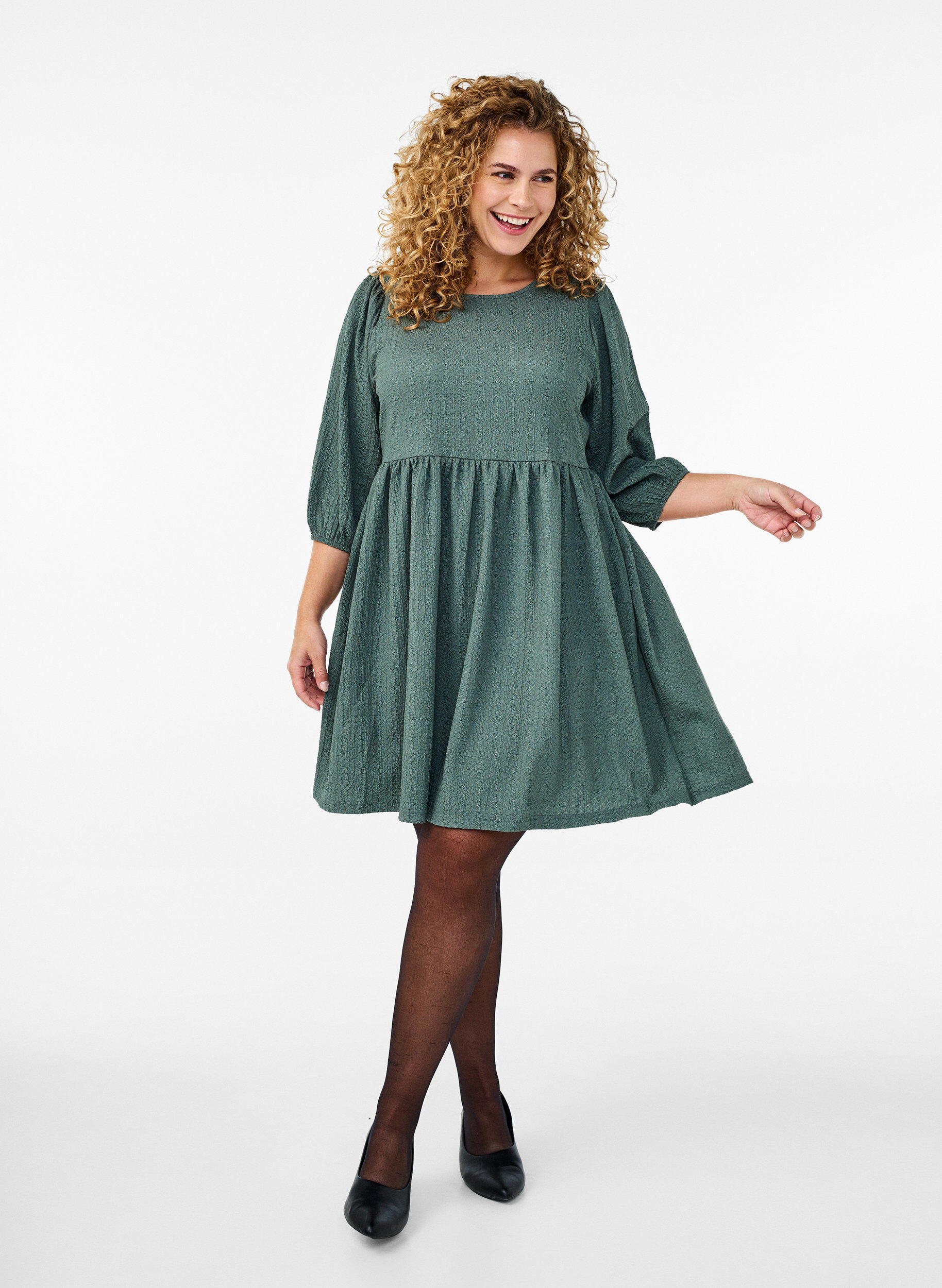 Zizzi FLASH - Korte jurk met textuur en 3/4 mouwen, Balsam Green, Model image number 2