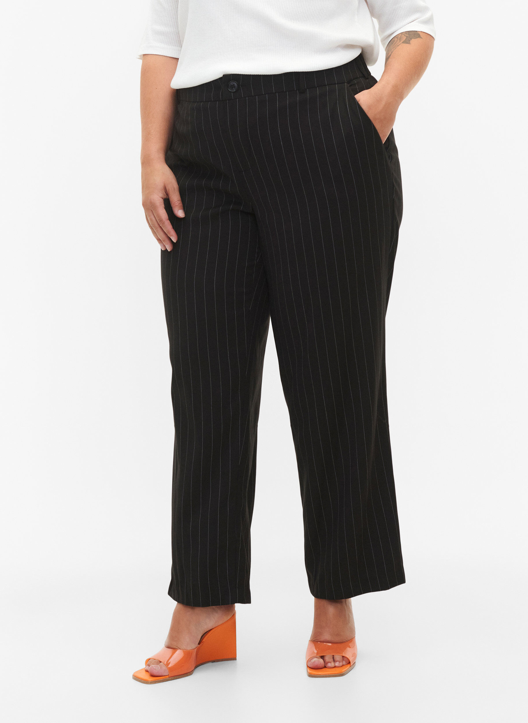 Zizzi Broek met dunne strepen, Black W. Pinstripe, Model image number 2