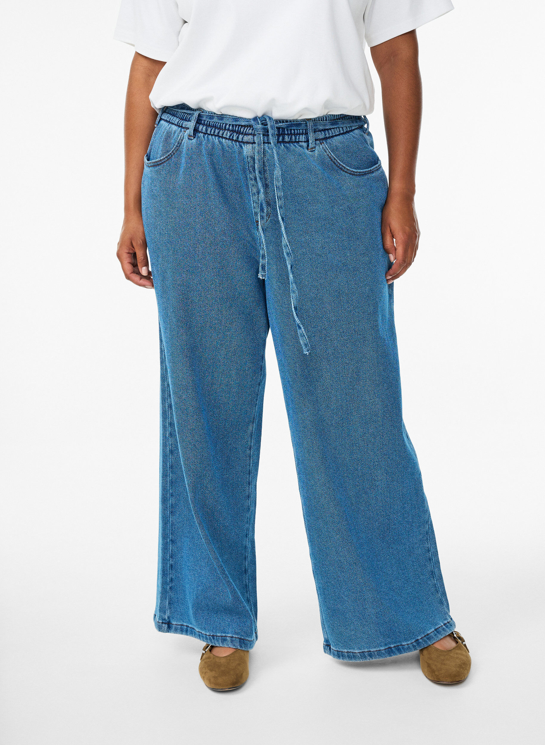 Zizzi Losse pasvorm jeans met een elastische tailleband en een trekkoord, Blauw, Model image number 2