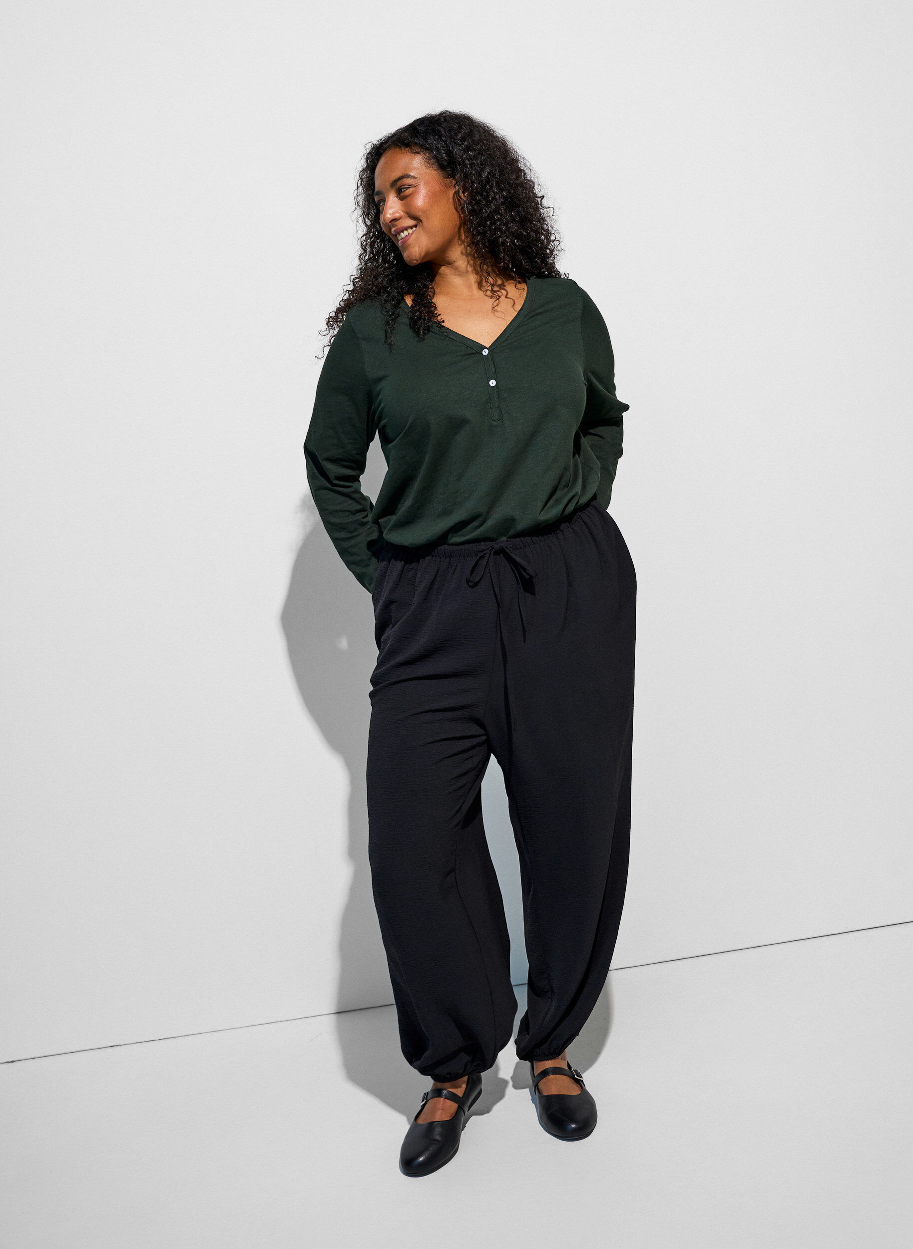 ZizziT-shirt met lange mouwen, V-hals en knopen, Groen, Model image number 1