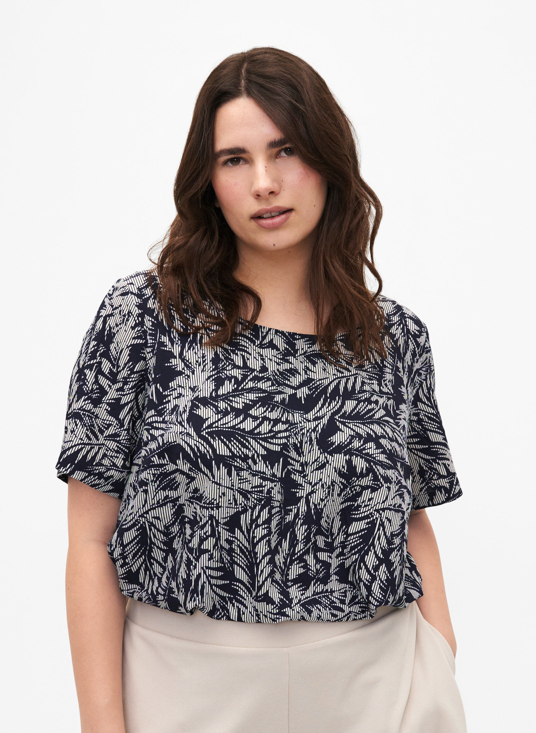 Zizzi FLASH - Blouse met korte mouwen en print, Off White Blue Leaf, Model image number 0