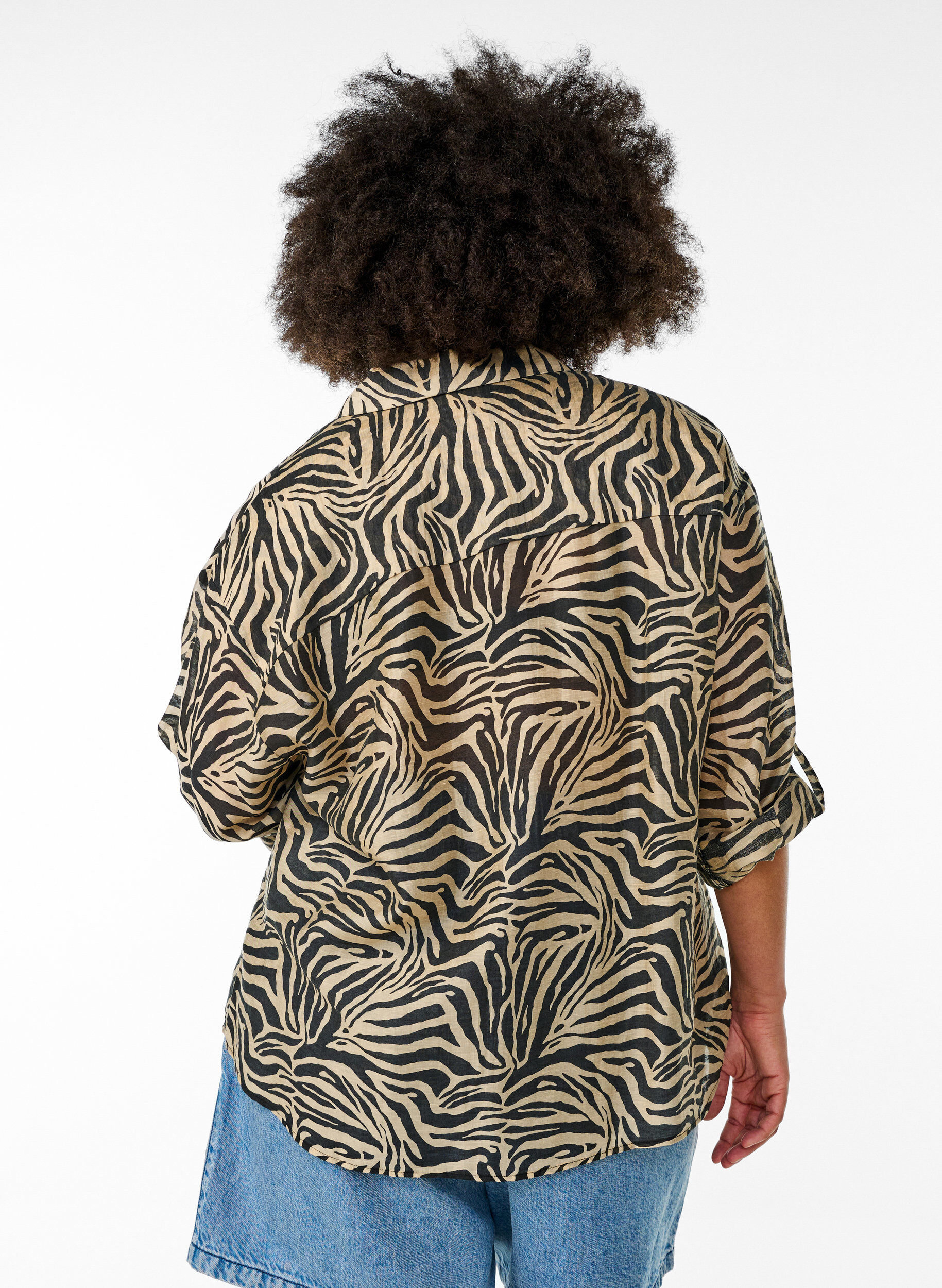 Zizzi Los shirt met dierenprint en borstzakken, Zwart, Model image number 2