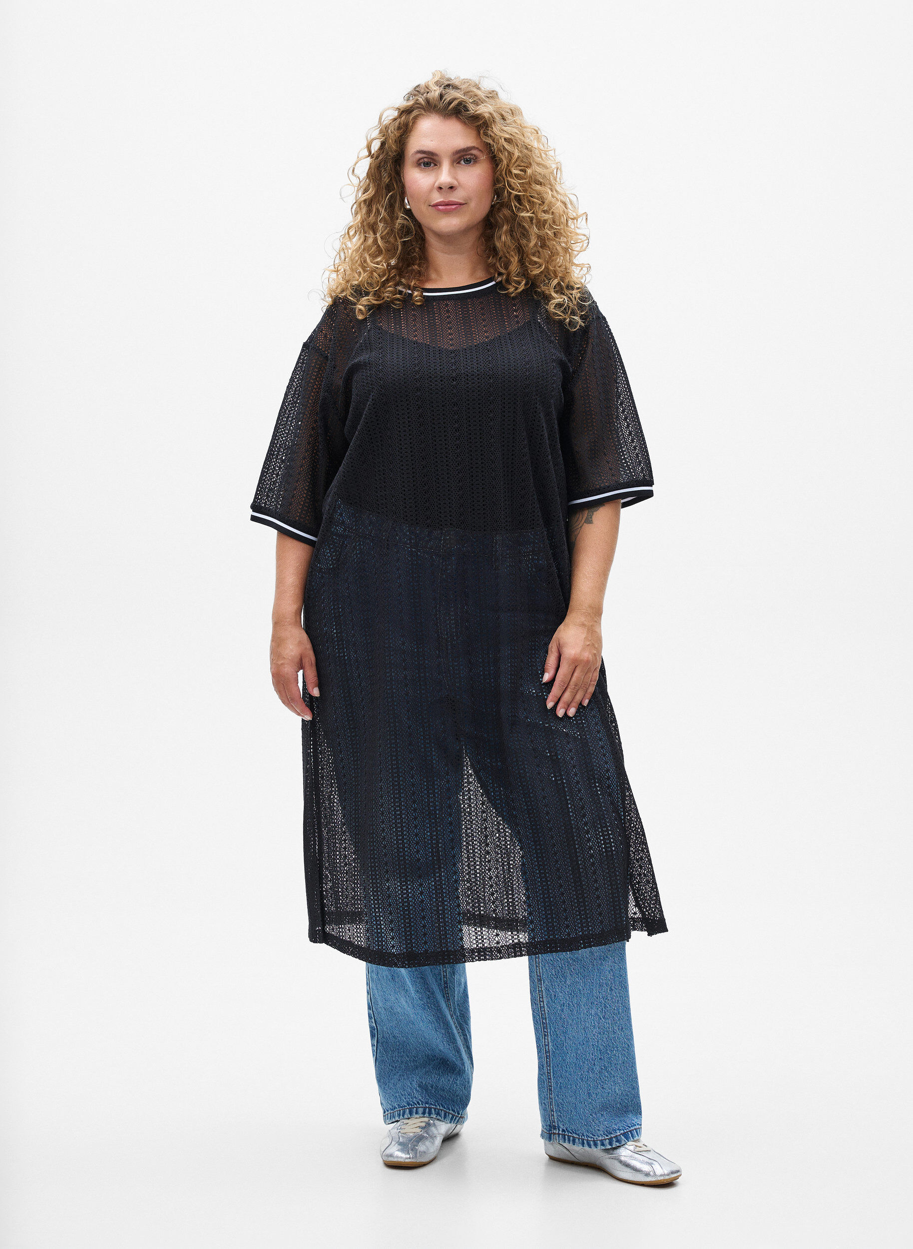 Midi-jurk met een opengewerkt patroon en korte mouwen, Zwart, Model