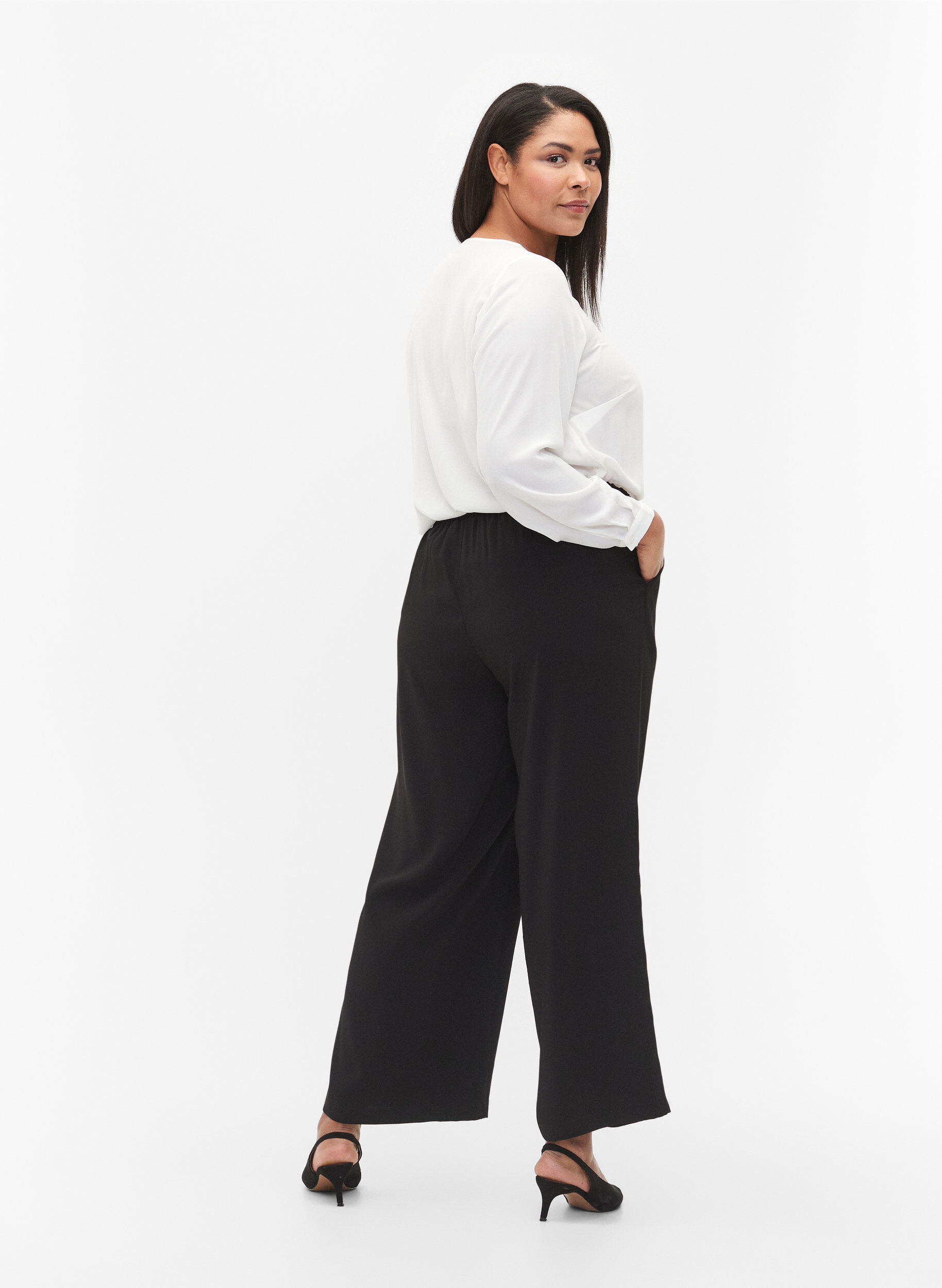 Zizzi Uitlopende broek met zakken, Zwart, Model image number 1
