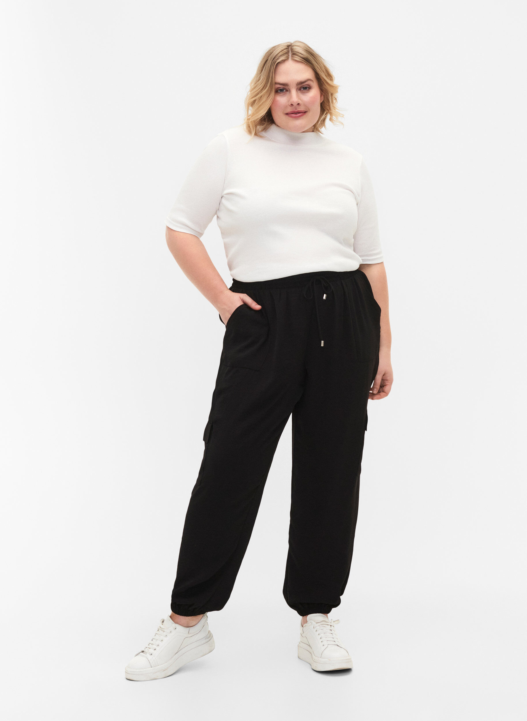 Zizzi Effen broek met grote zakken, Black, Model image number 0