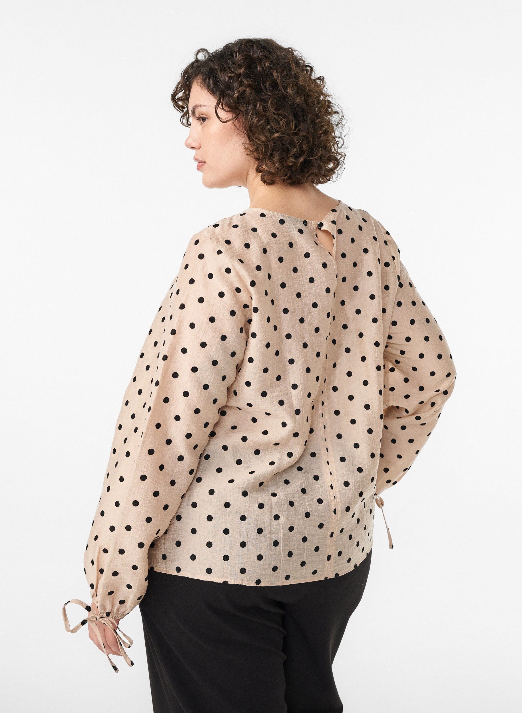 Zizzi Blouse met stippen en strikdetails, Beige, Model image number 2