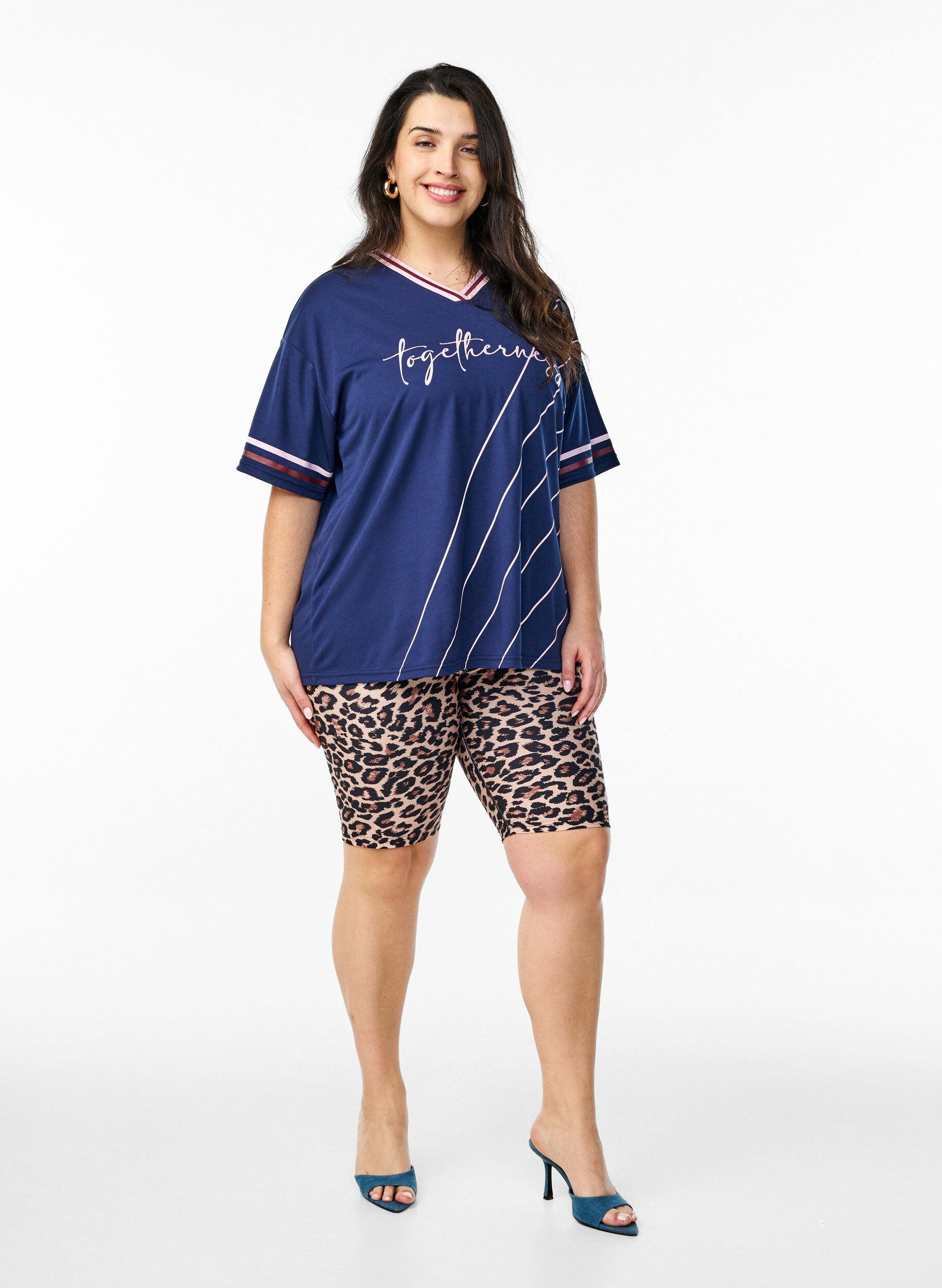 Zizzi Strakzittende shorts met zakken aan de zijkant, Bruin, Model image number 1