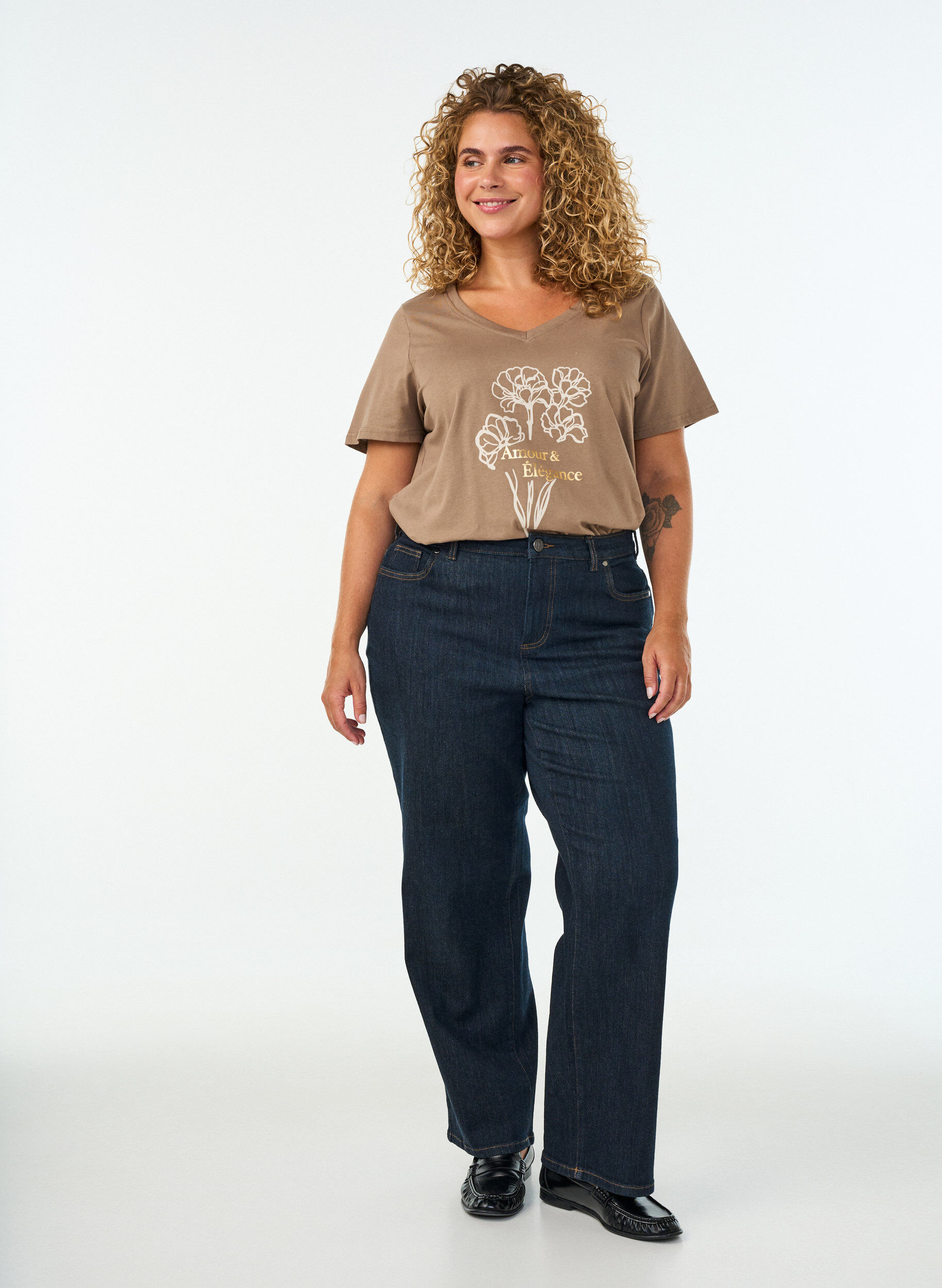 ZizziKatoenen T-shirt met V-hals en print aan de voorkant, Bruin, Model image number 1