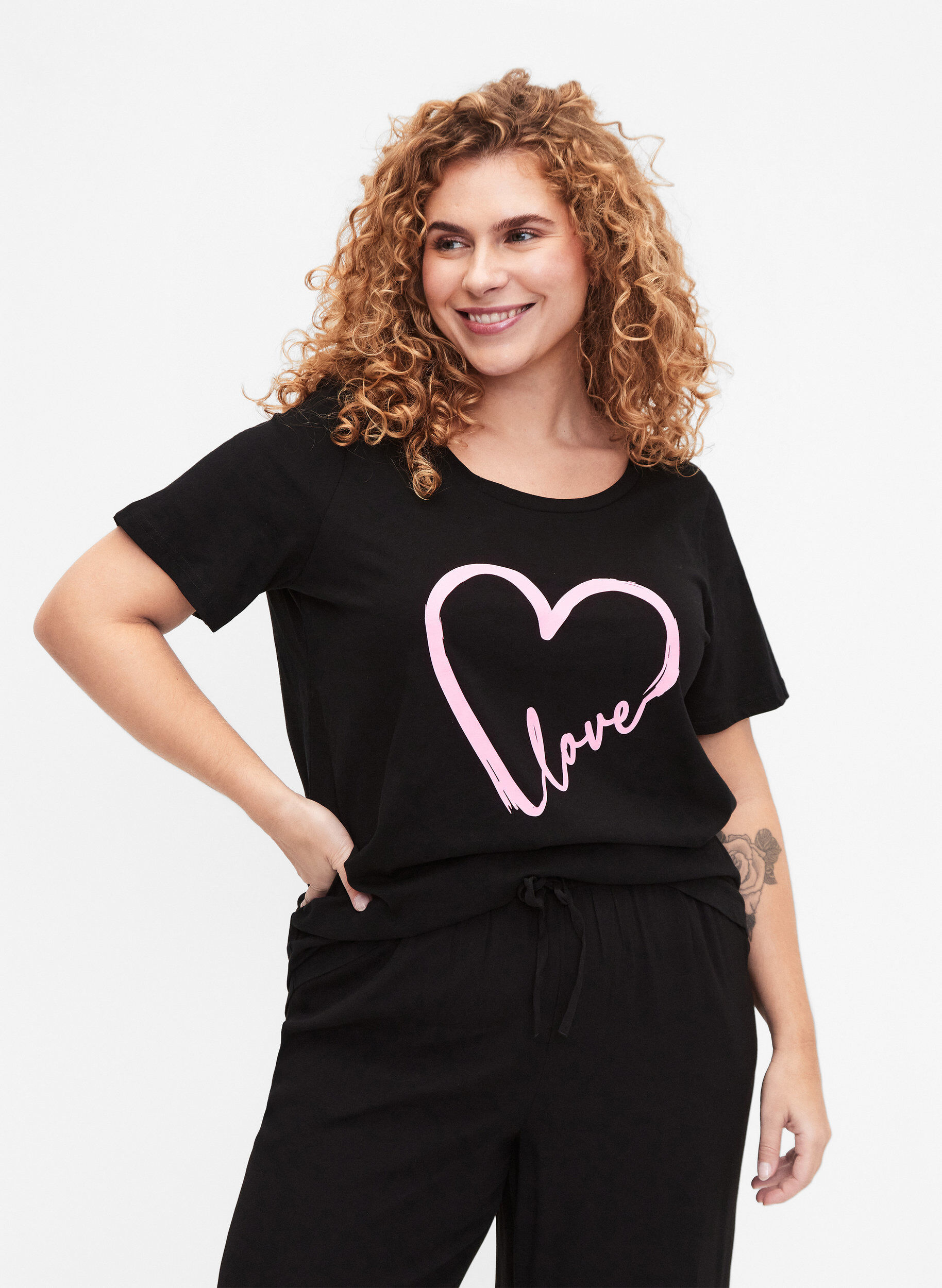 Zizzi Katoenen T-shirt met ronde hals en print, Black W. Heart L., Model image number 0
