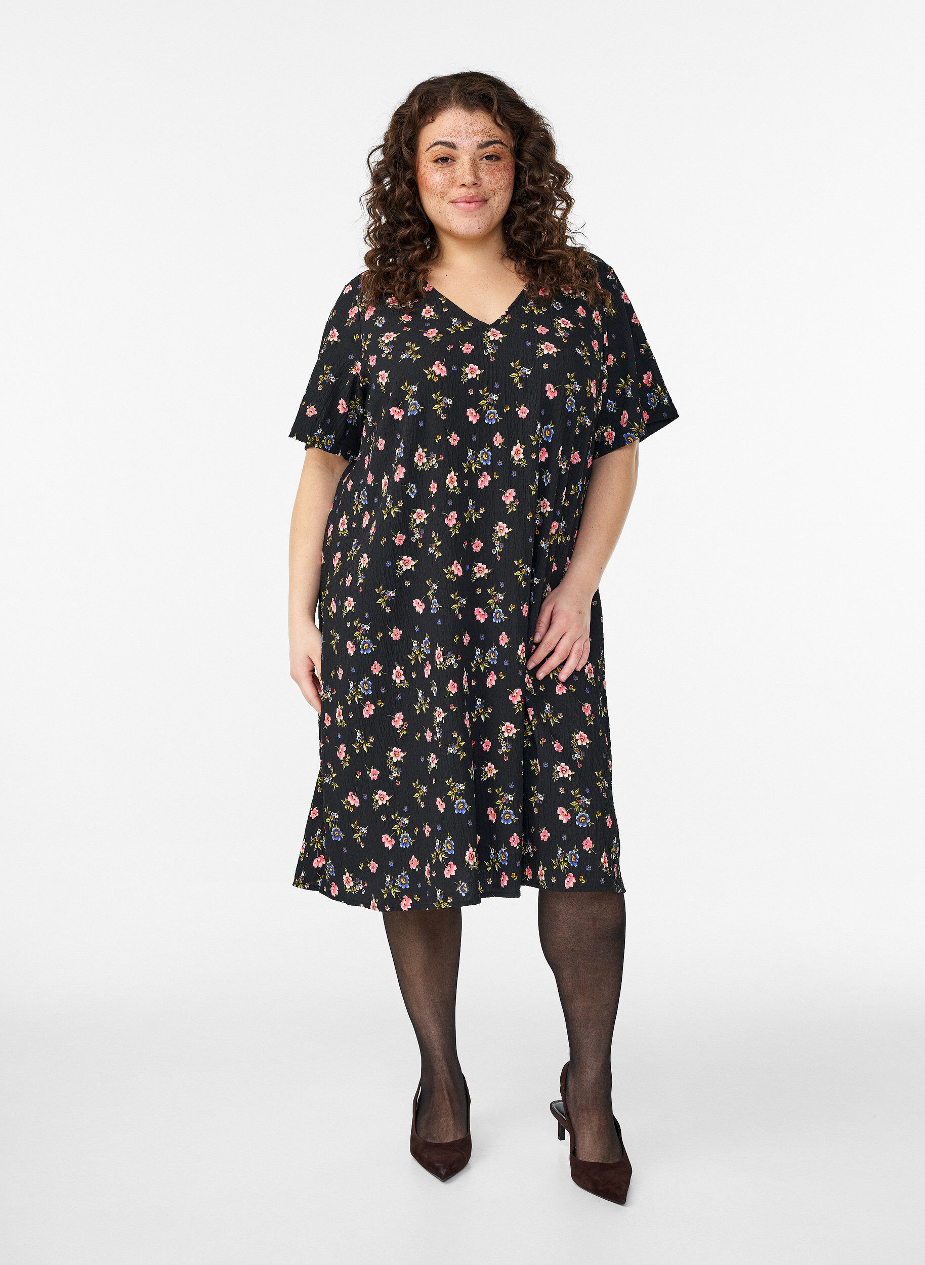 Jurk met korte mouwen en een V-hals, Zwart, Model