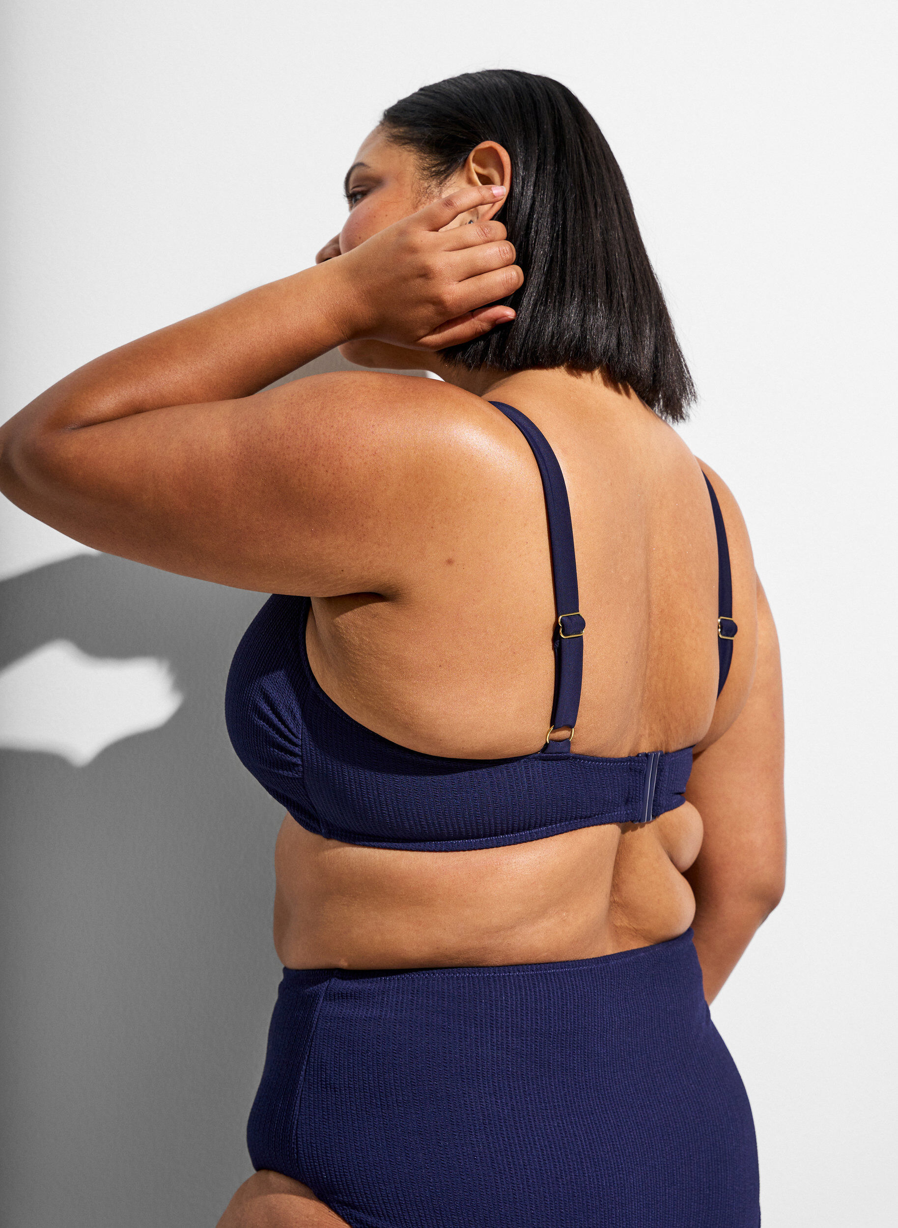 Zizzi Bikinitop met textuur en goudkleurig detail, Blauw, Model image number 1