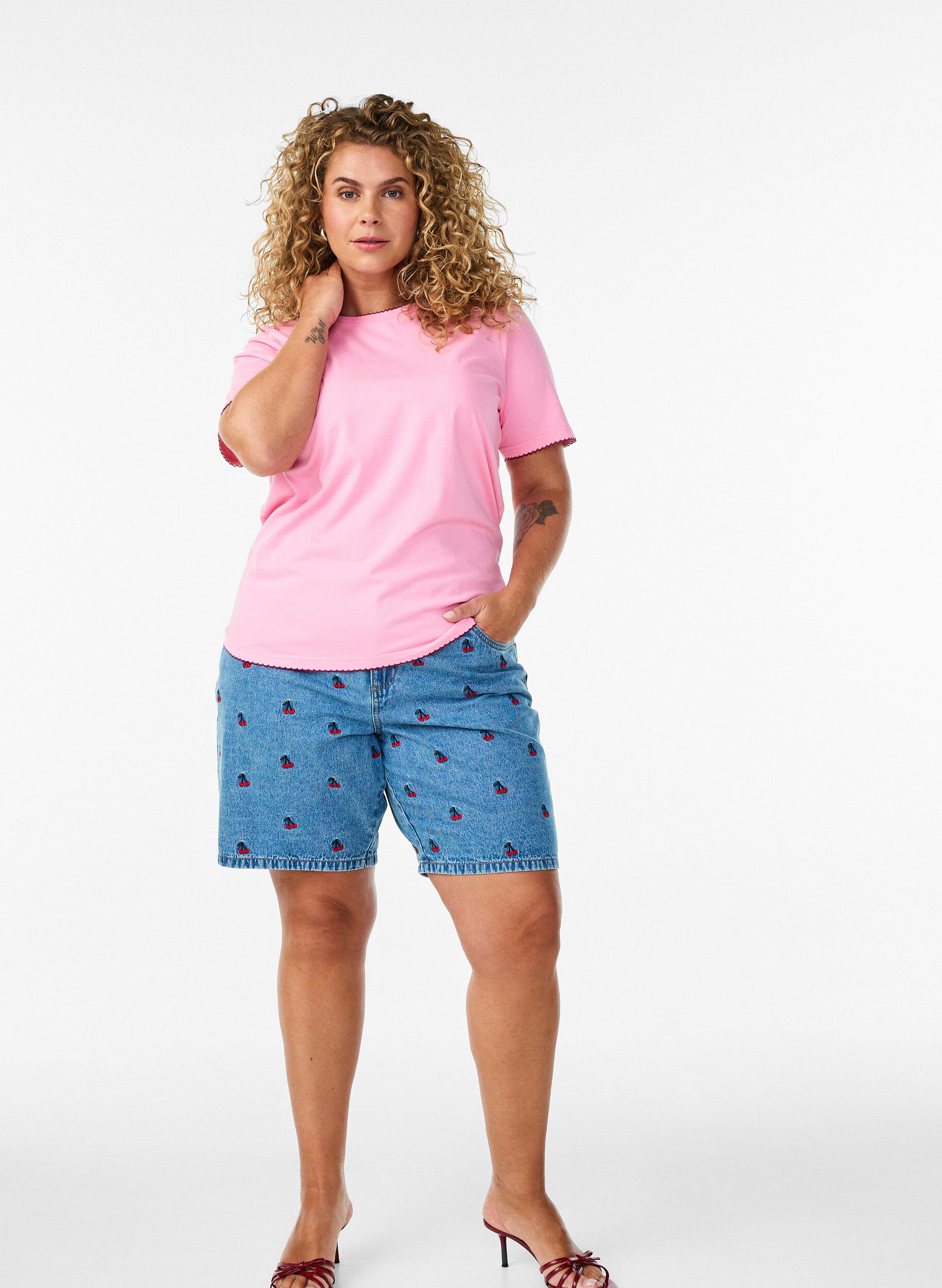 Zizzi Geborduurde denim shorts, Blauw, Model image number 1
