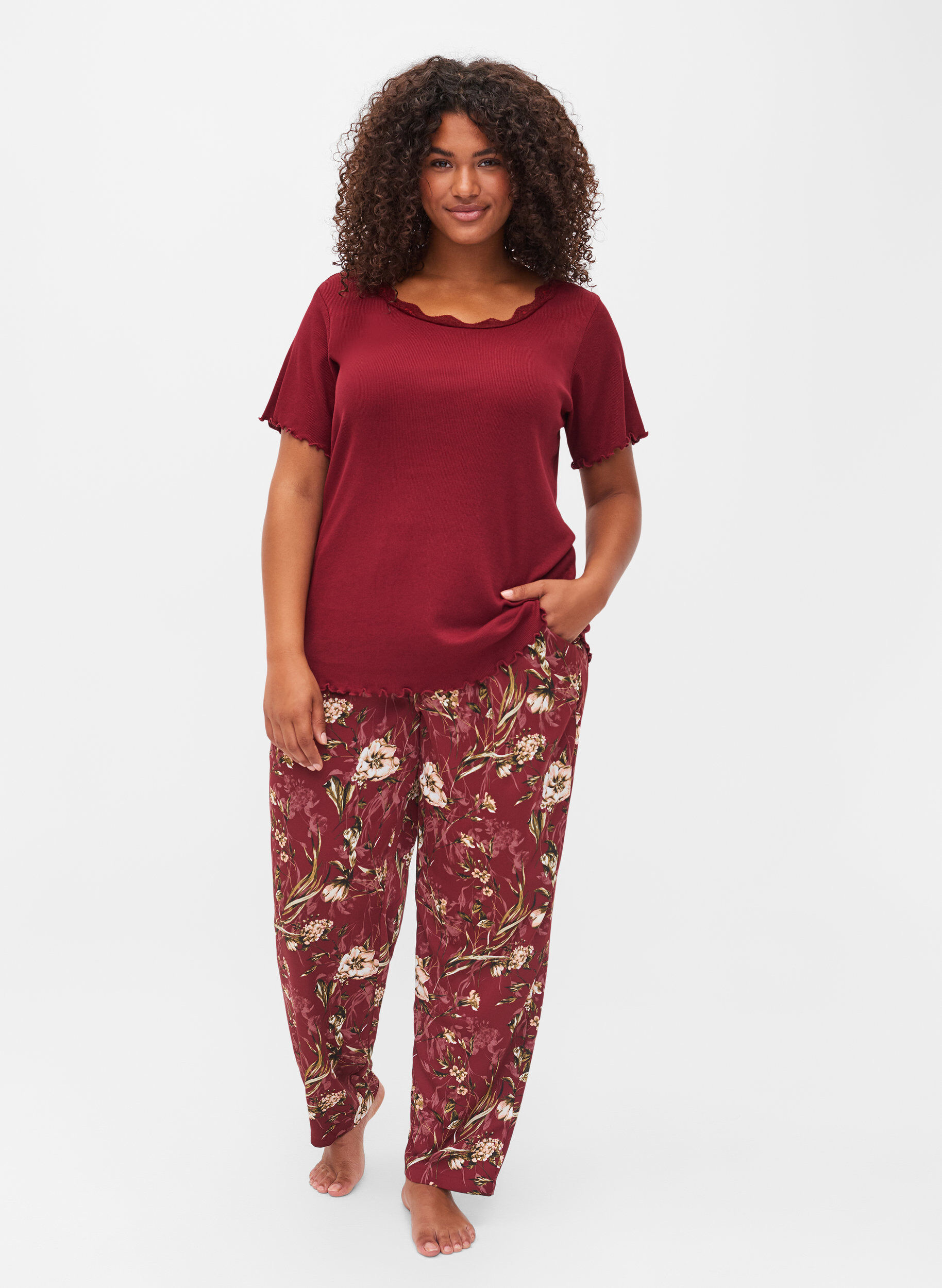 Zizzi Nachthemd met korte mouwen en kanten randje, Cabernet, Model image number 2