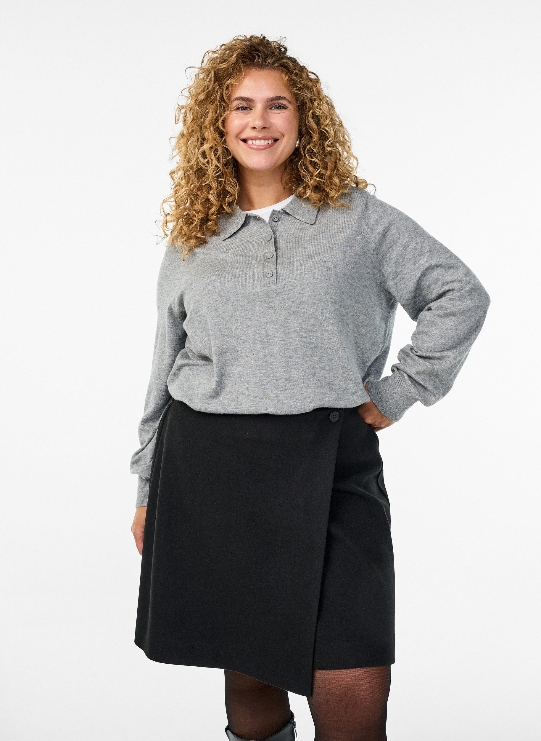 Wikkel mini rok met knoopdetails, Zwart, Model