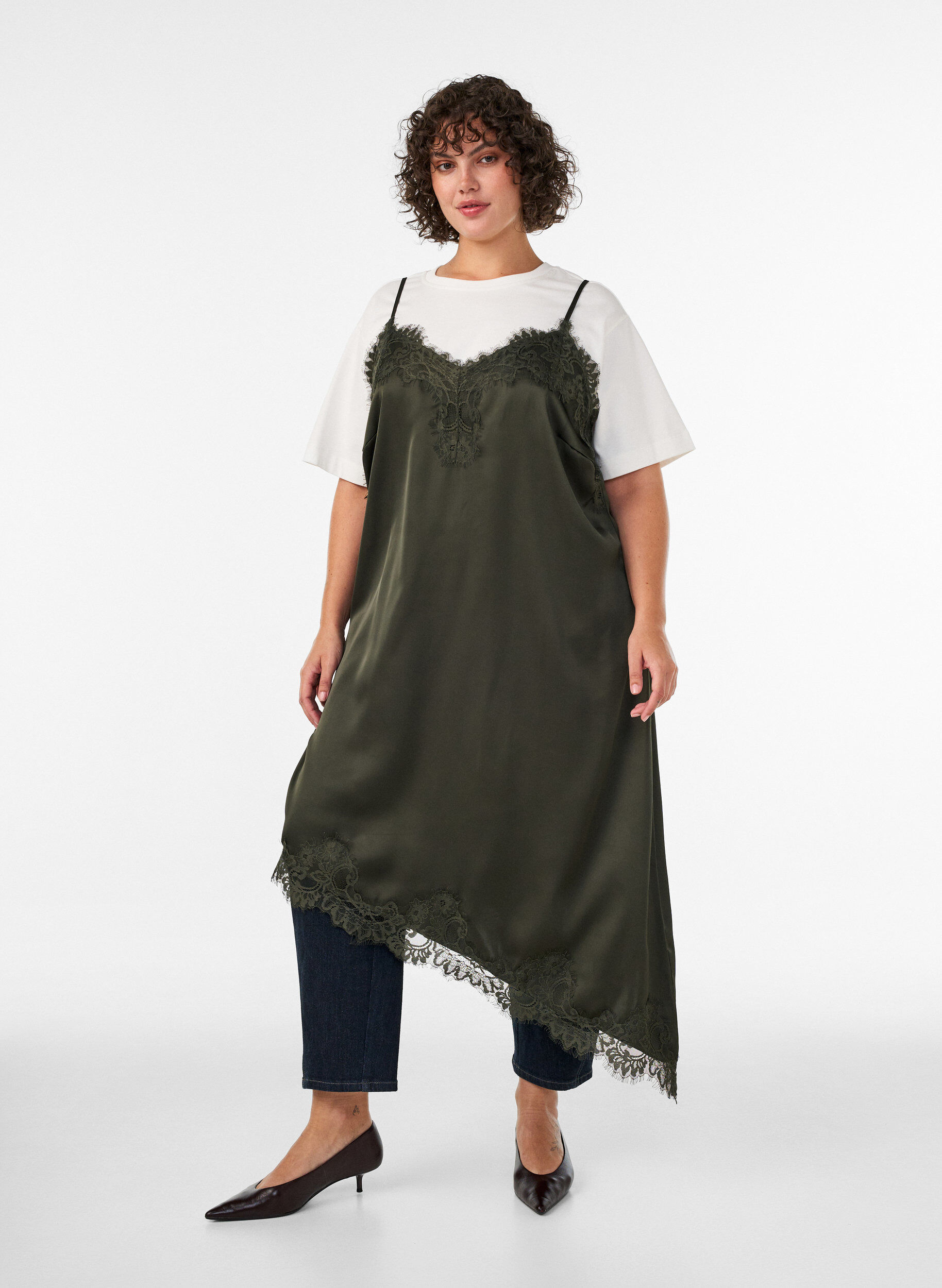 ZizziSatijnen jurk met kant en asymmetrische zoom, Groen, Model image number 0
