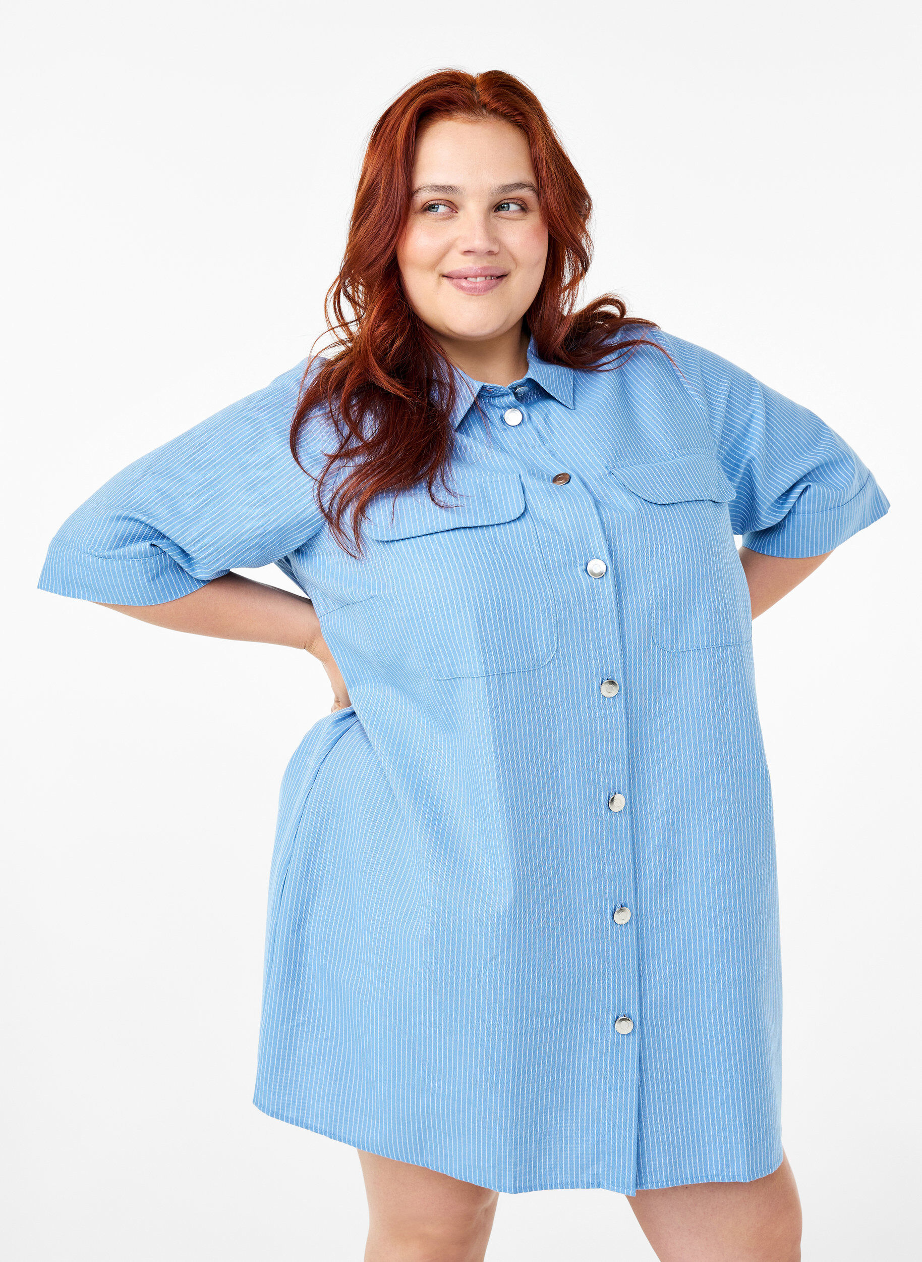 Zizzi Gestreepte tuniek met knopen en borstzakken, Blauw, Model image number 0