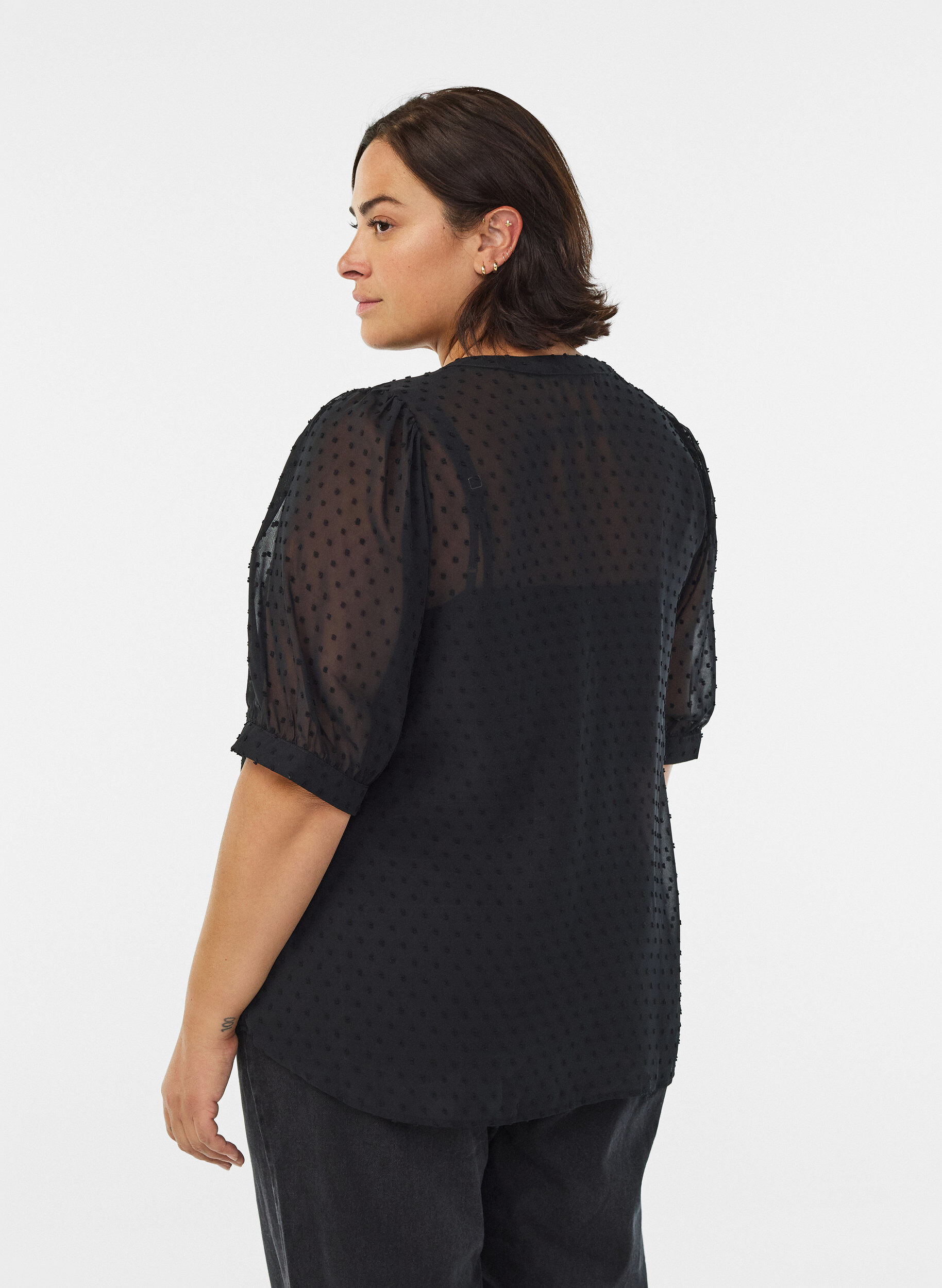 Zizzi Blouse met korte mouwen en een gestippelde textuur, Zwart, Model image number 2