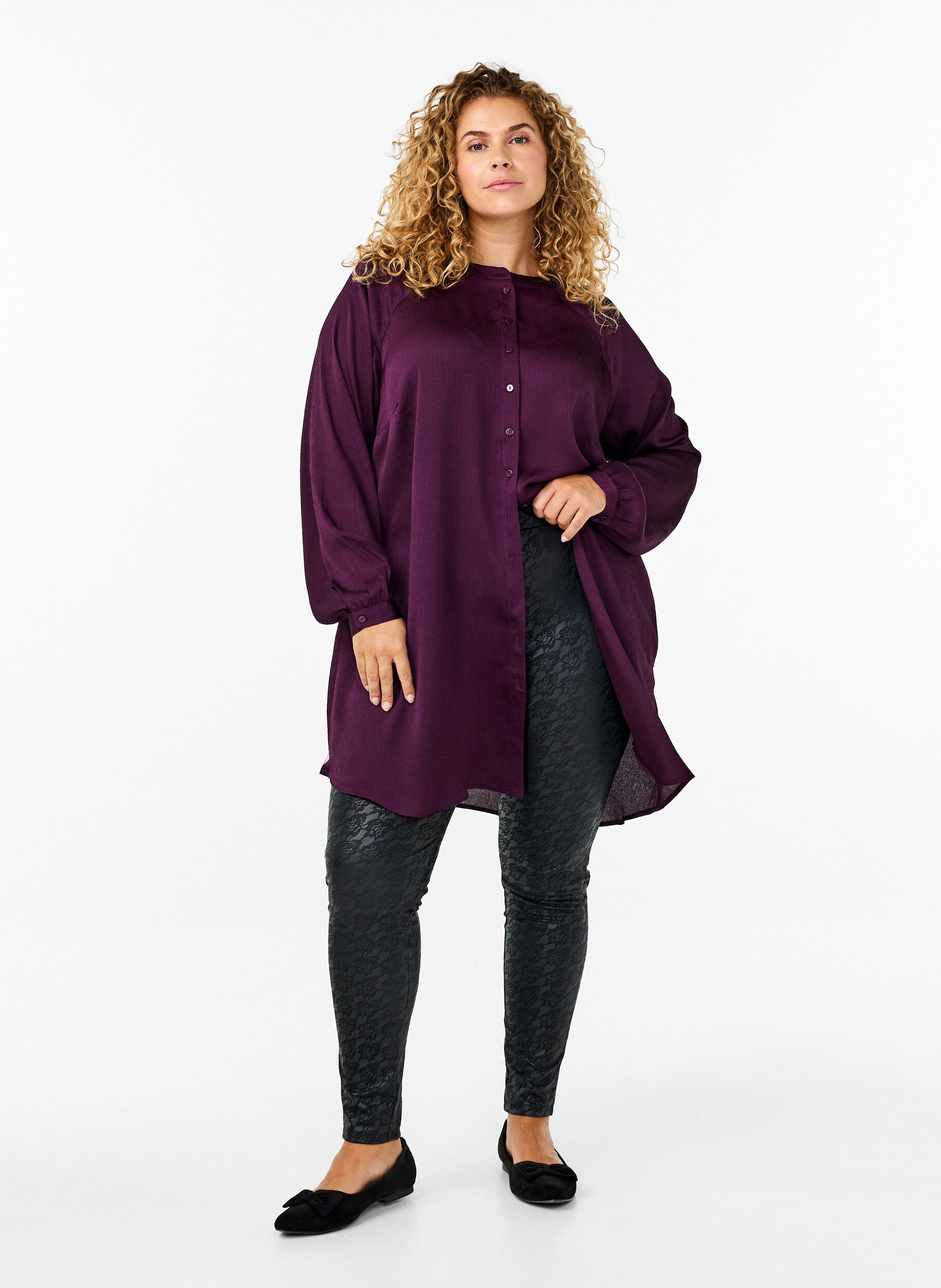 Zizzi Imitatieleer legging met kantstructuur, Zwart, Model image number 1