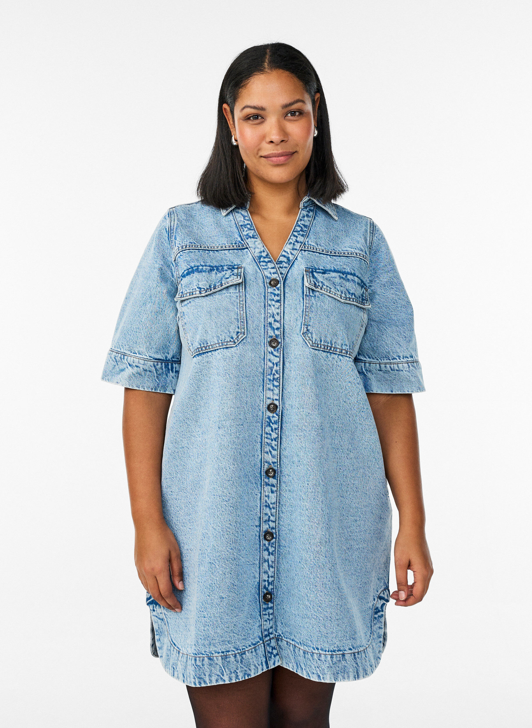 Zizzi Kortemouwen denim jurk met kraag en knoopsluiting, Blauw, Model image number 0