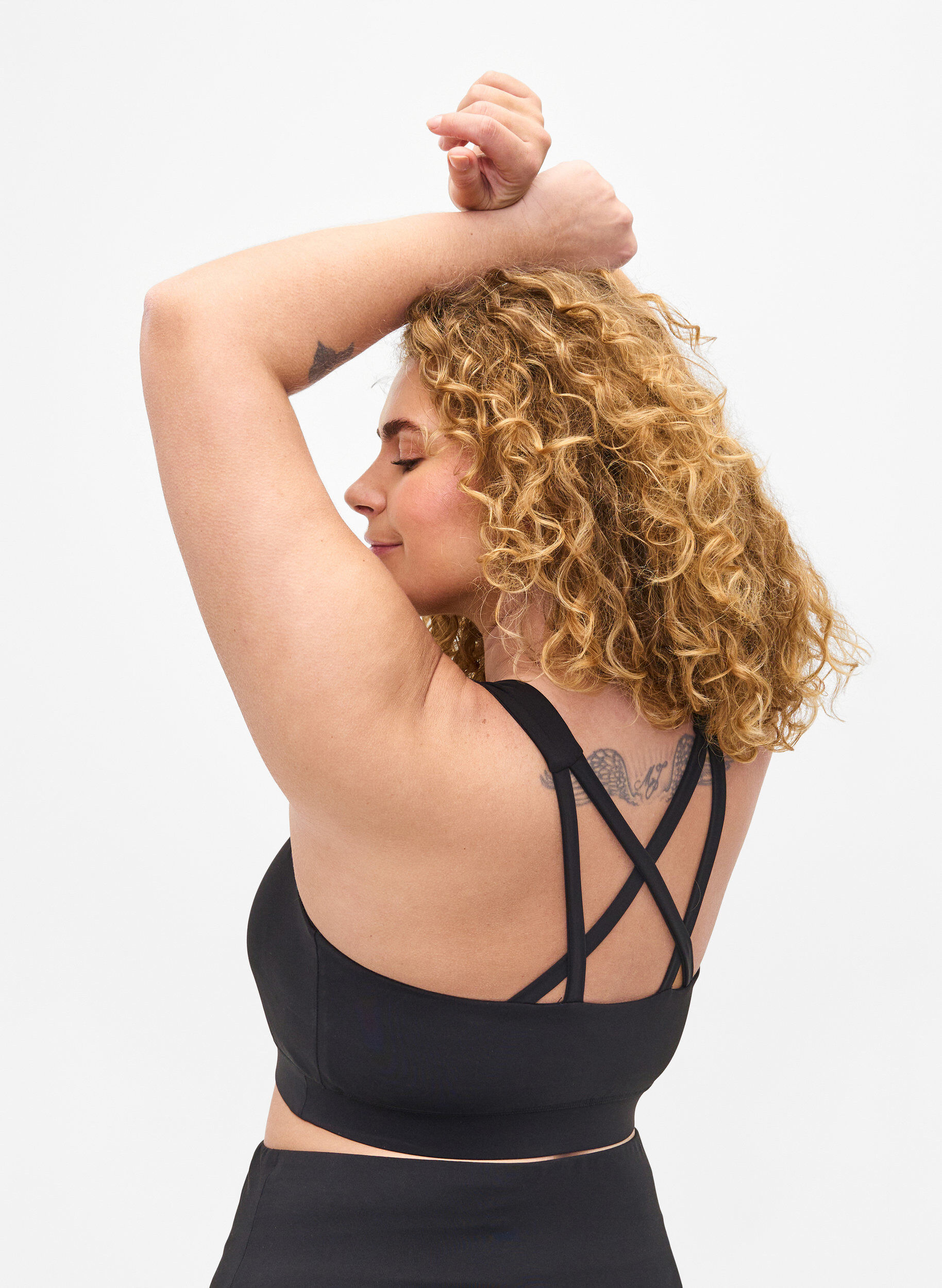 Zizzi Sportbeha met gekruiste bandjes op de rug, Black, Model image number 1