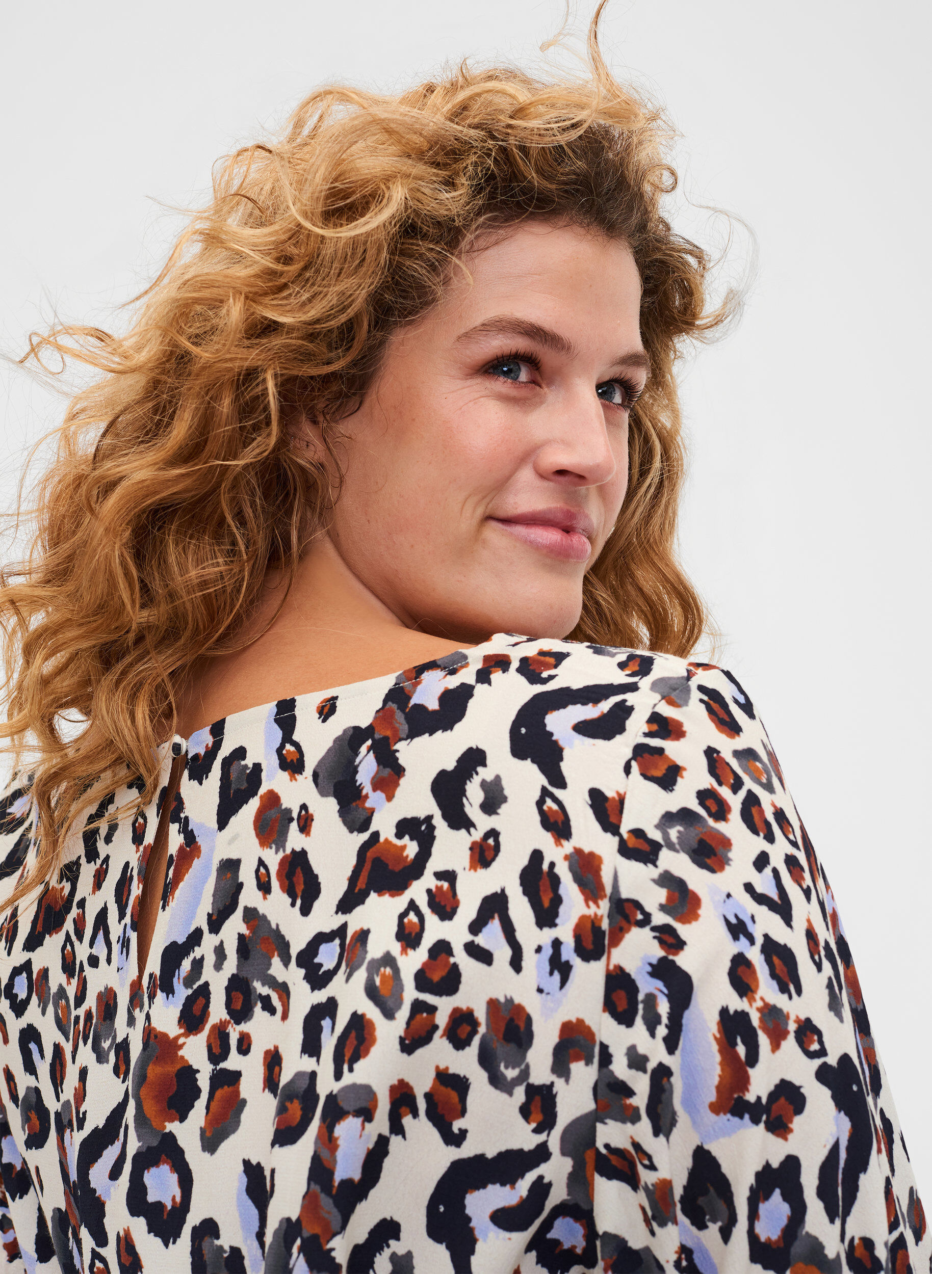 ZizziViscose zwangerschapstop met print, White Leo Print , Model image number 2