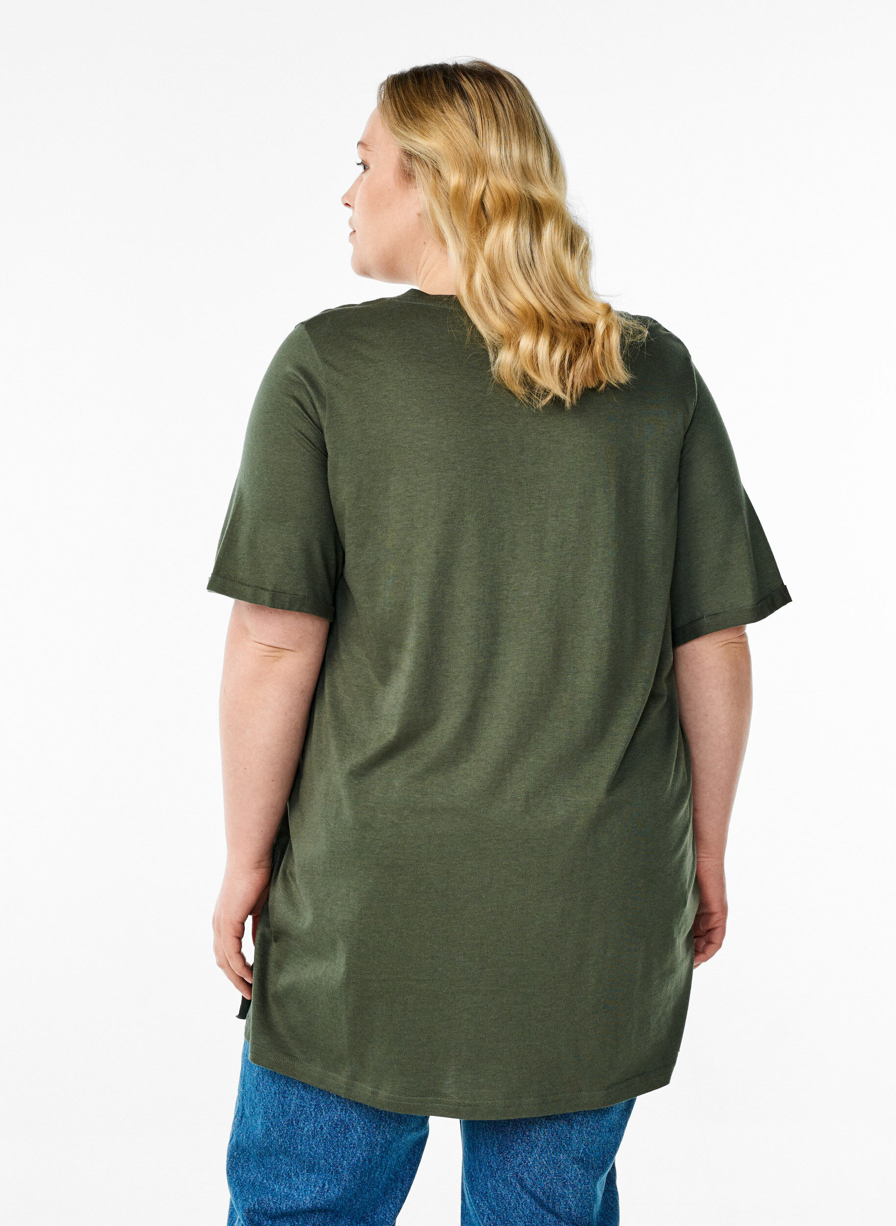 Zizzi Enkelkleurig oversized T-shirt met V-hals, Groen, Model image number 2