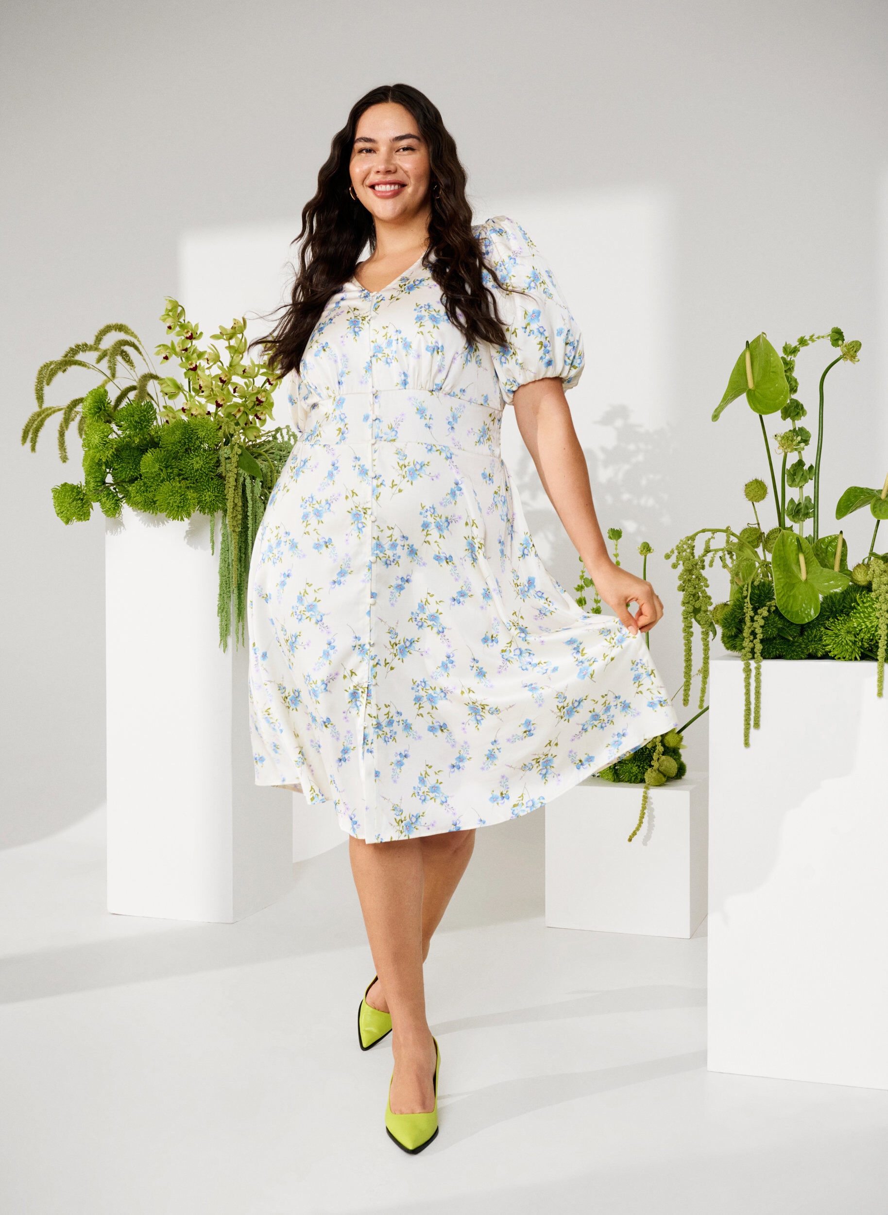 Zizzi Satijnen jurk met pofmouwen en bloemenprint, Off White Blue Fl., Image image number 0