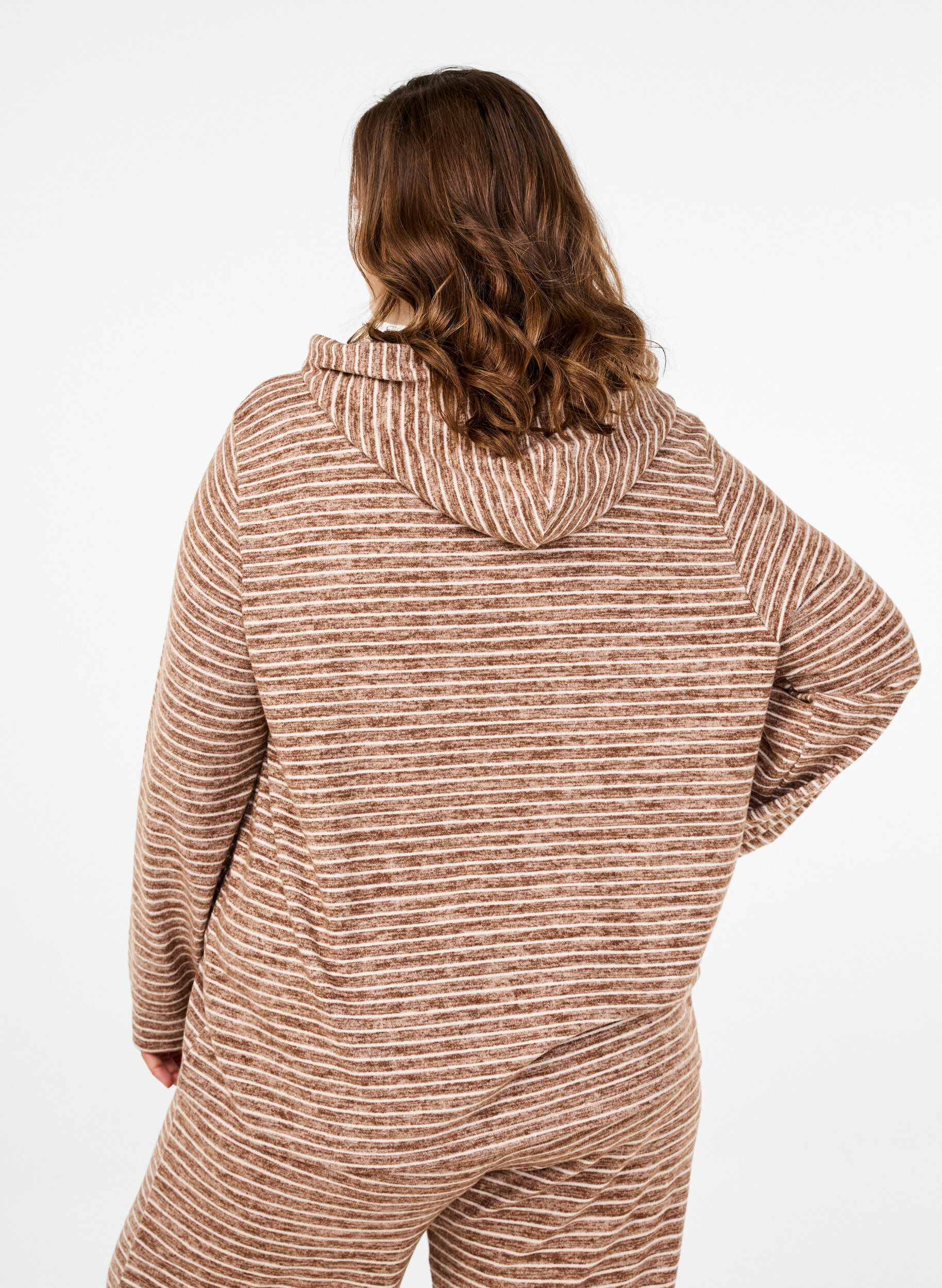 Zizzi Losse hoodie, Fondue Fudge, Model image number 1