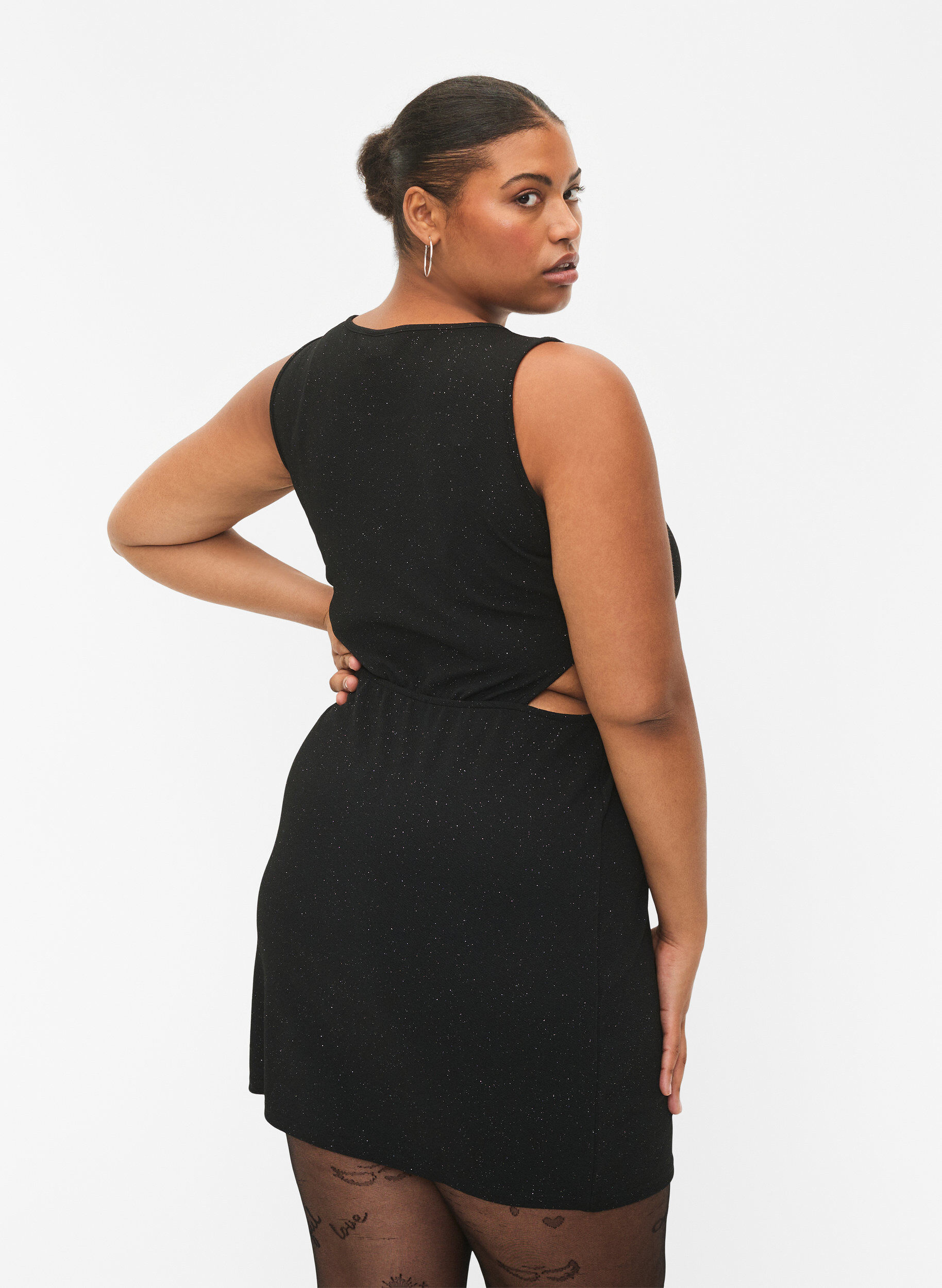 Zizzi Mouwloze jurk met uitsnijding, Black, Model image number 1