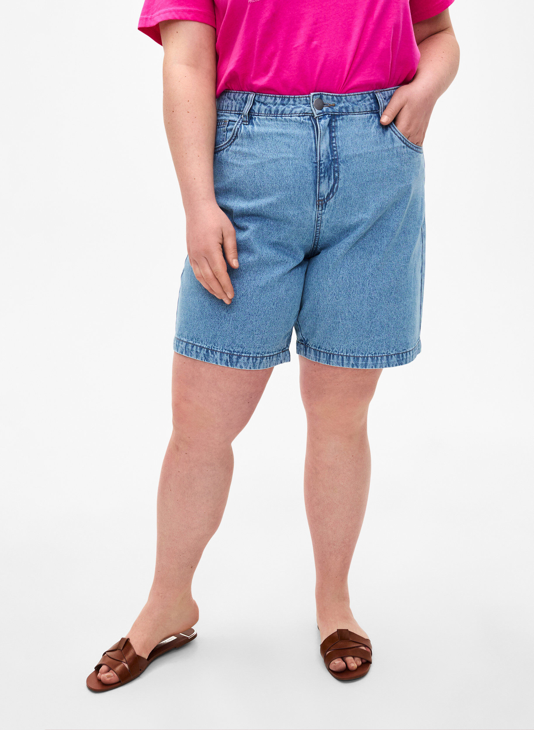Zizzi Hoge taille korte spijkerbroek, Light Blue Denim, Model image number 2