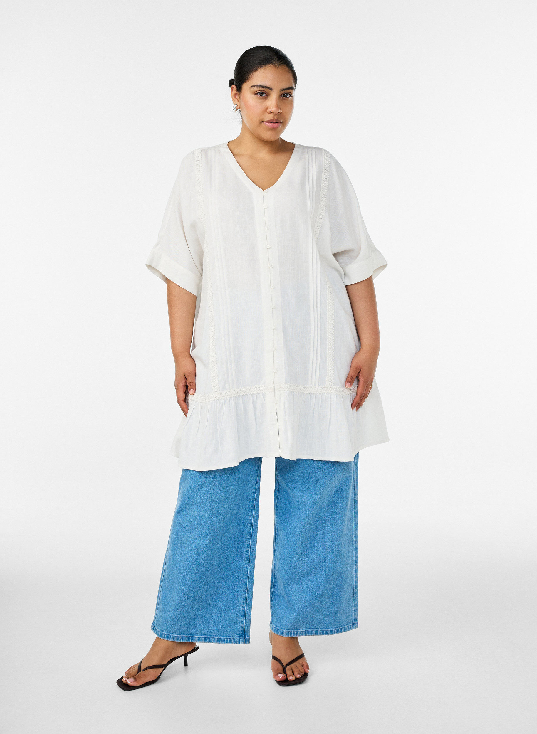 ZizziViscose tuniek met knopen en rucherand, Vanille, Model image number 1