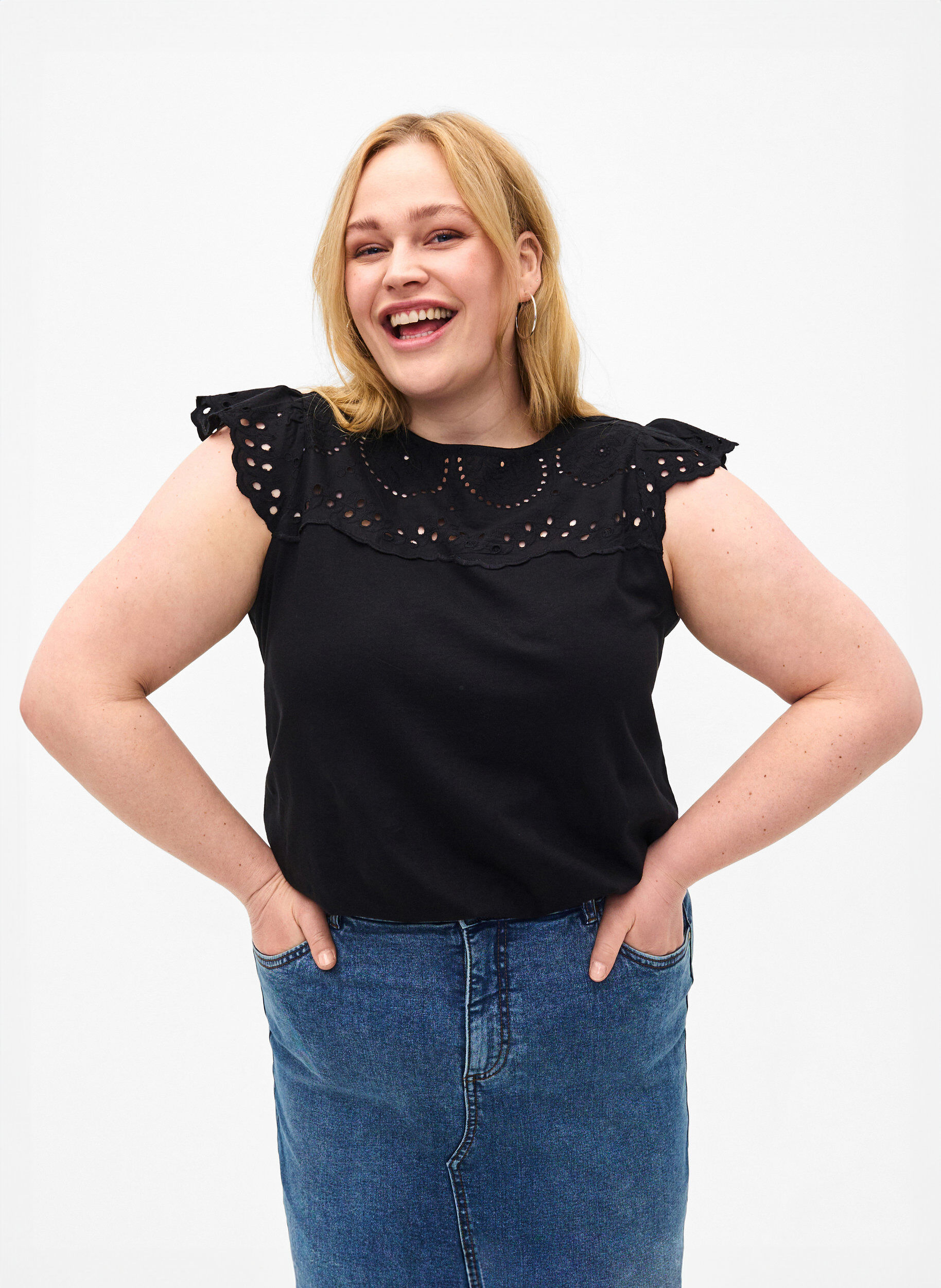 Zizzi T-shirt van biologisch katoen met broderie anglaise, Black, Model image number 0