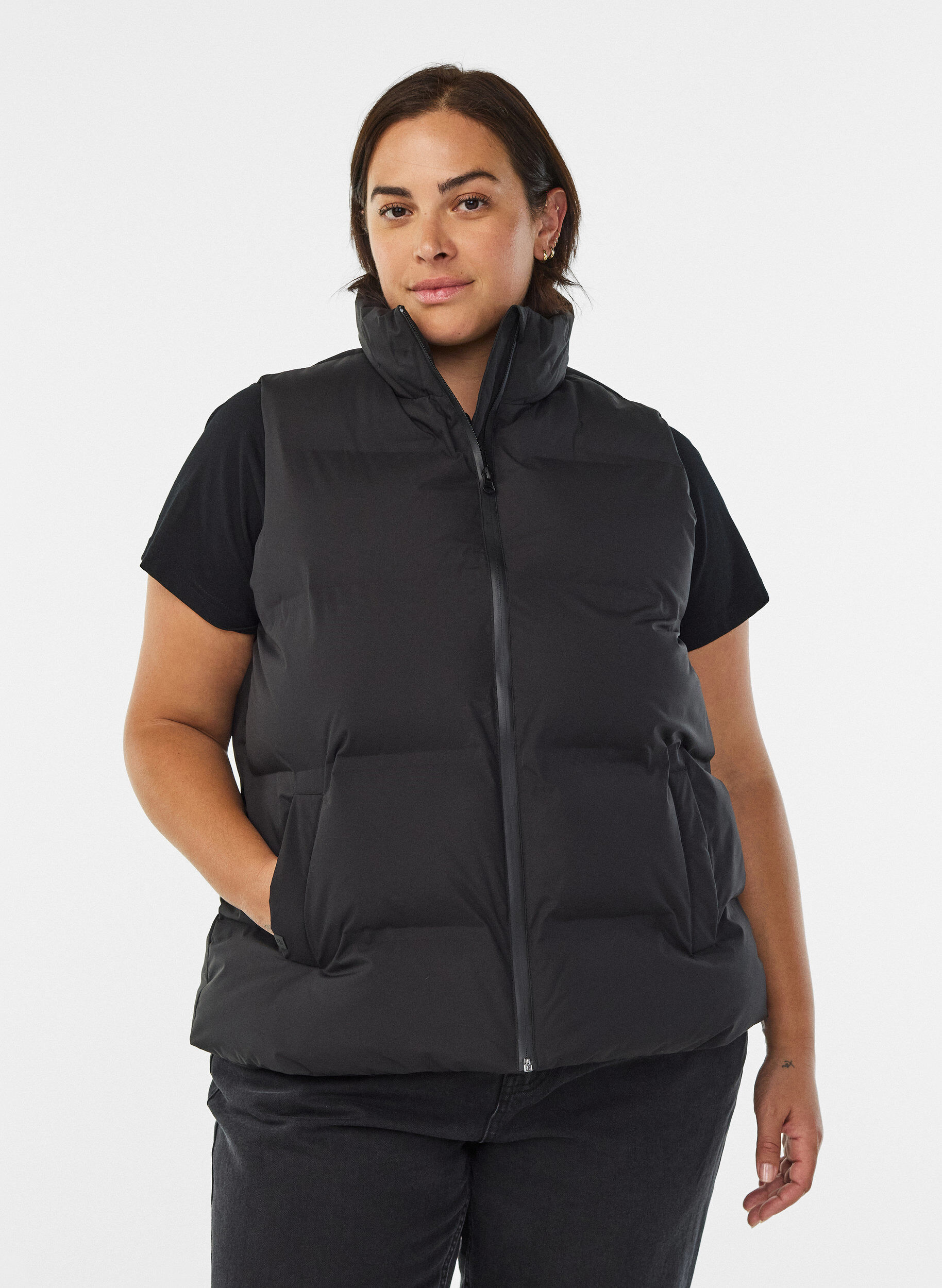 Zizzi Korte puffer bodywarmer met hoge kraag, Zwart, Model image number 0