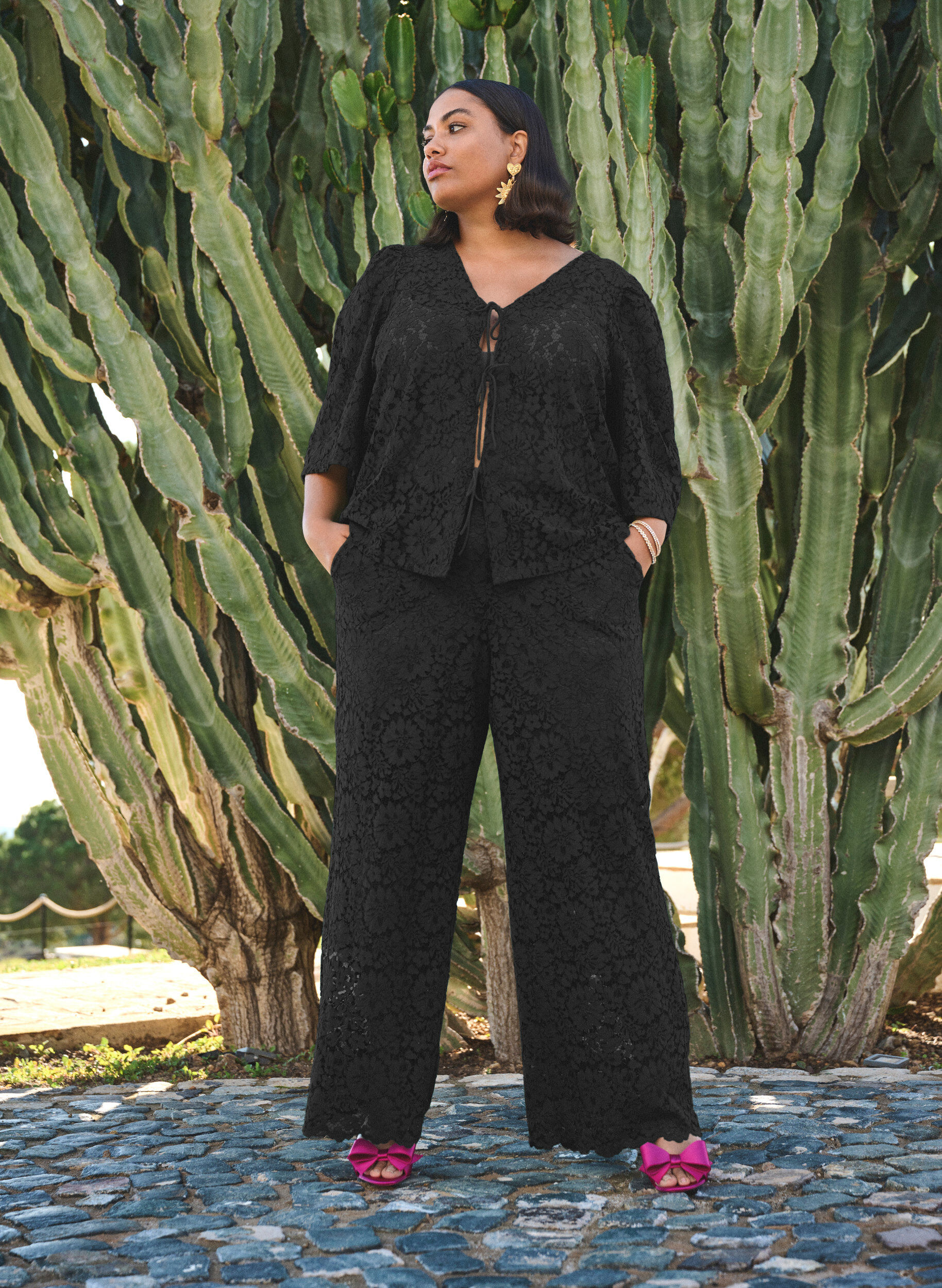 Zizzi Kanten blouse met 3/4 mouwen en strikjes aan de voorkant, Zwart, Image image number 0