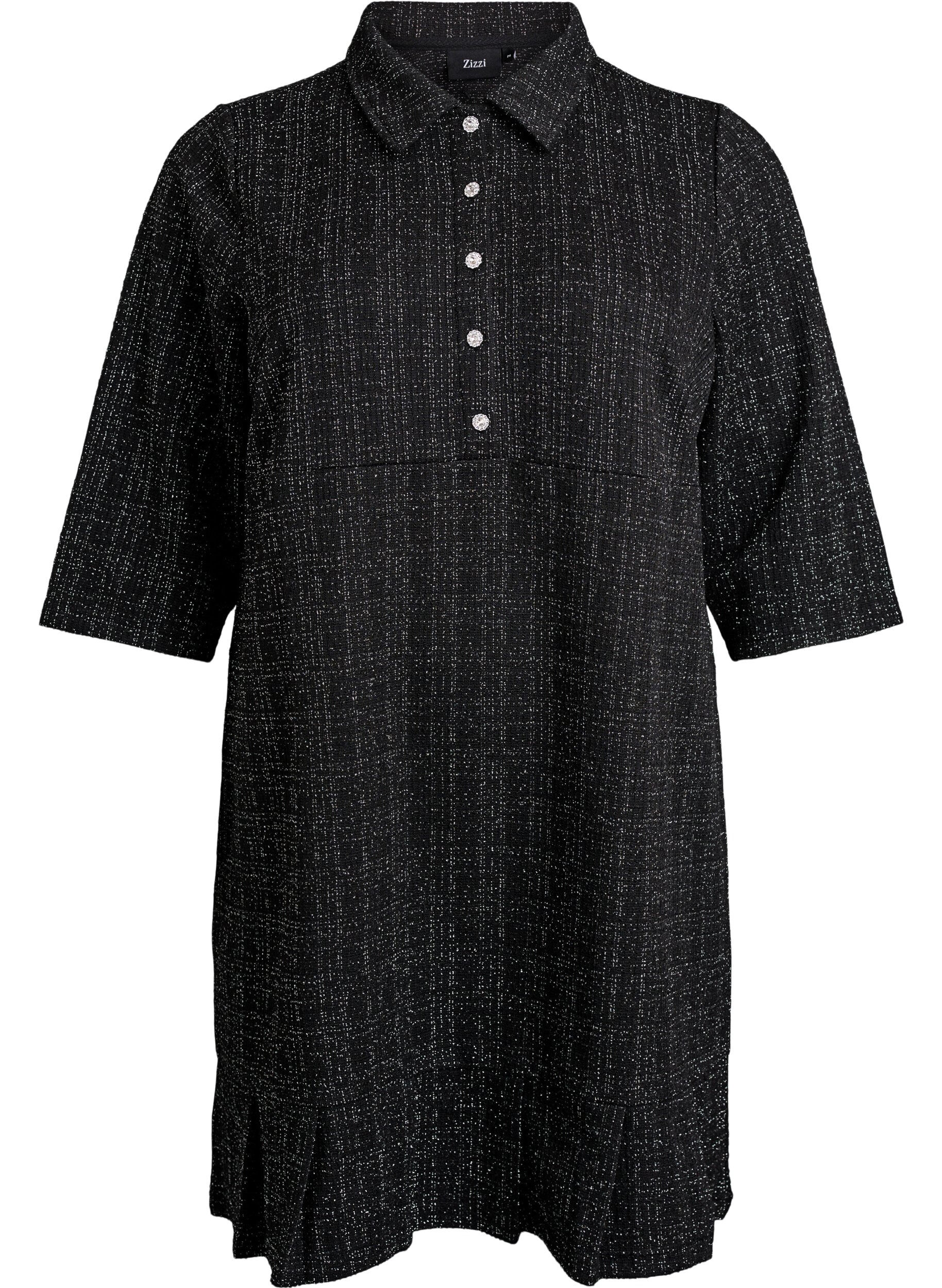 Korte boucl&eacute;jurk met decoratieve knopen