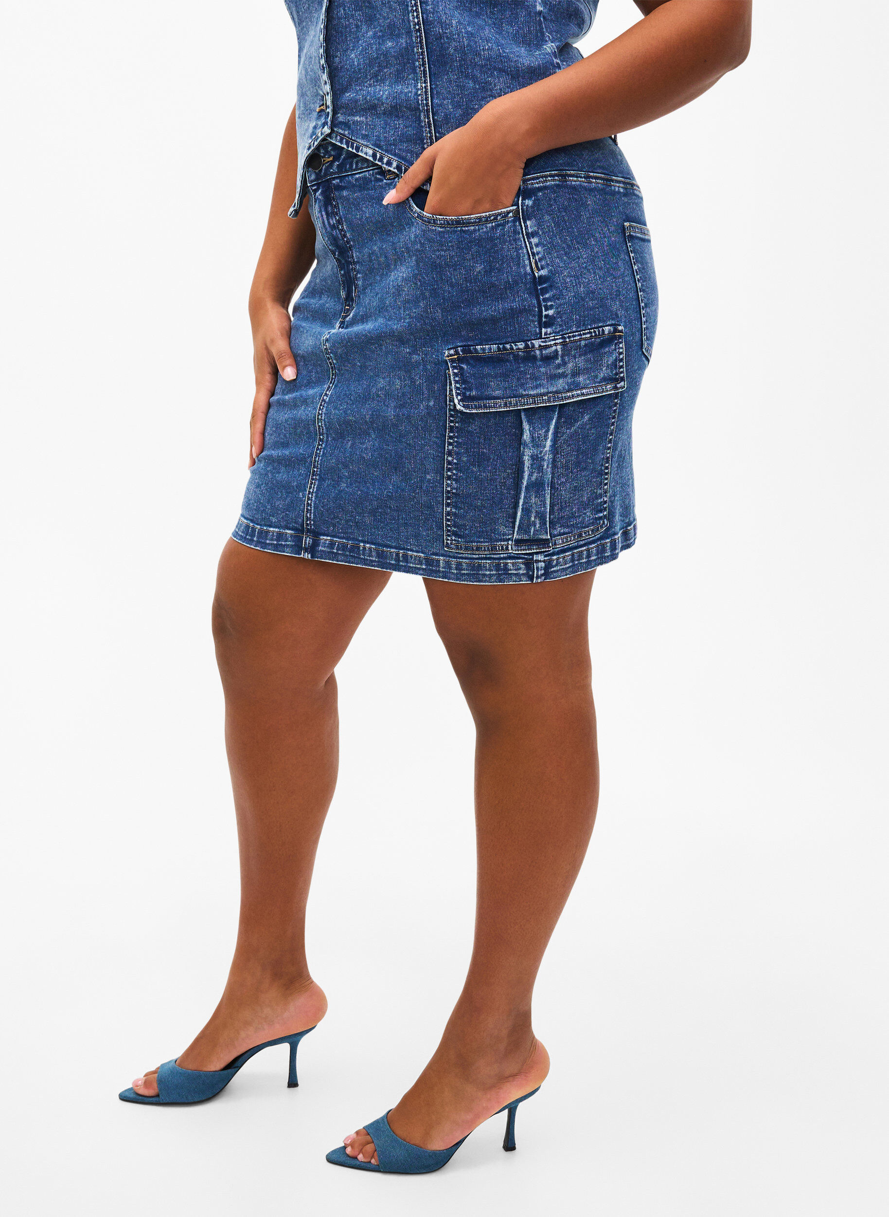 Zizzi Nauwsluitende denim rok met cargozak, Blue Denim, Model image number 2