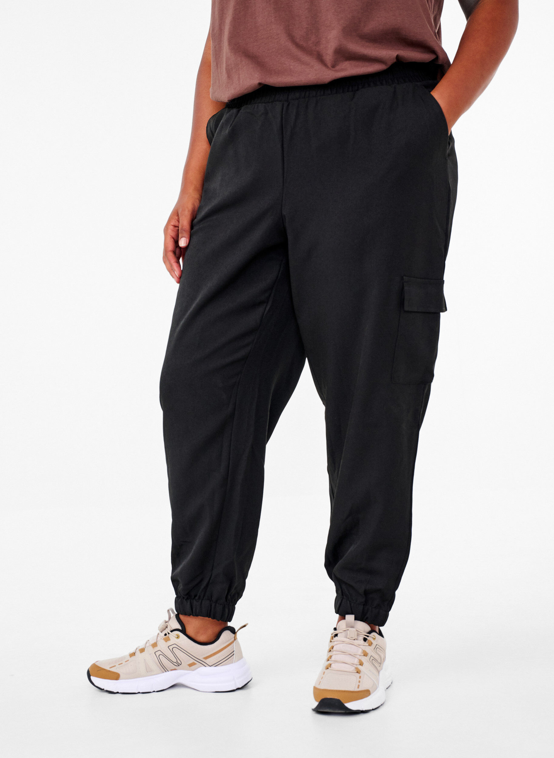 Zizzi Broek met cargozakken en een elastische taille, Zwart, Model image number 2
