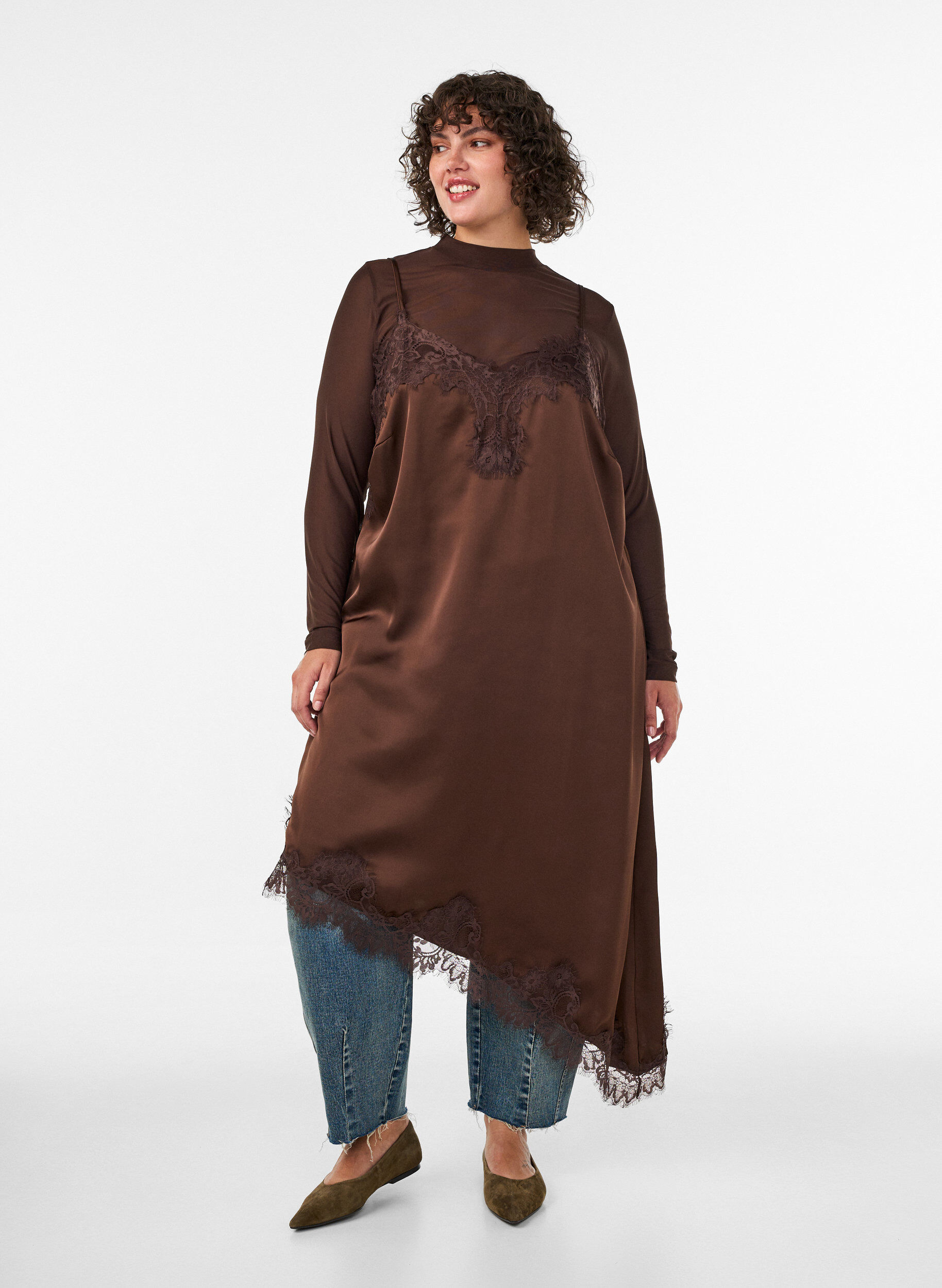 ZizziSatijnen jurk met kant en asymmetrische zoom, Bruin, Model image number 0