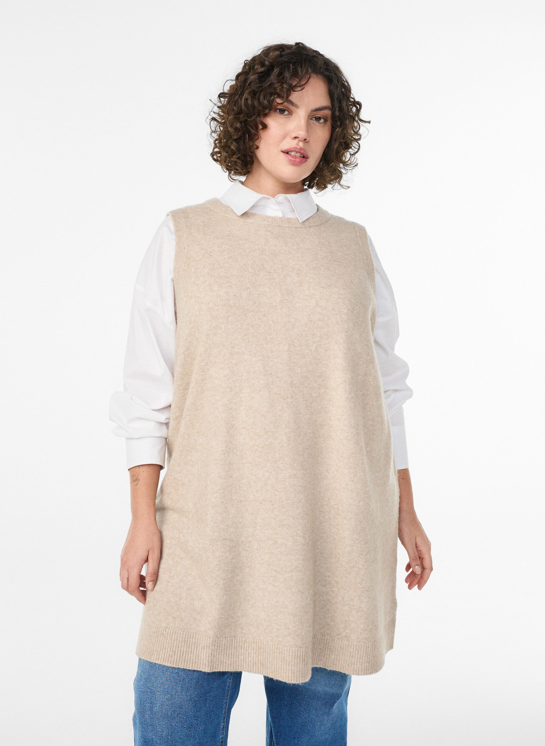 Korte gebreide jurk zonder mouwen, Beige, Model
