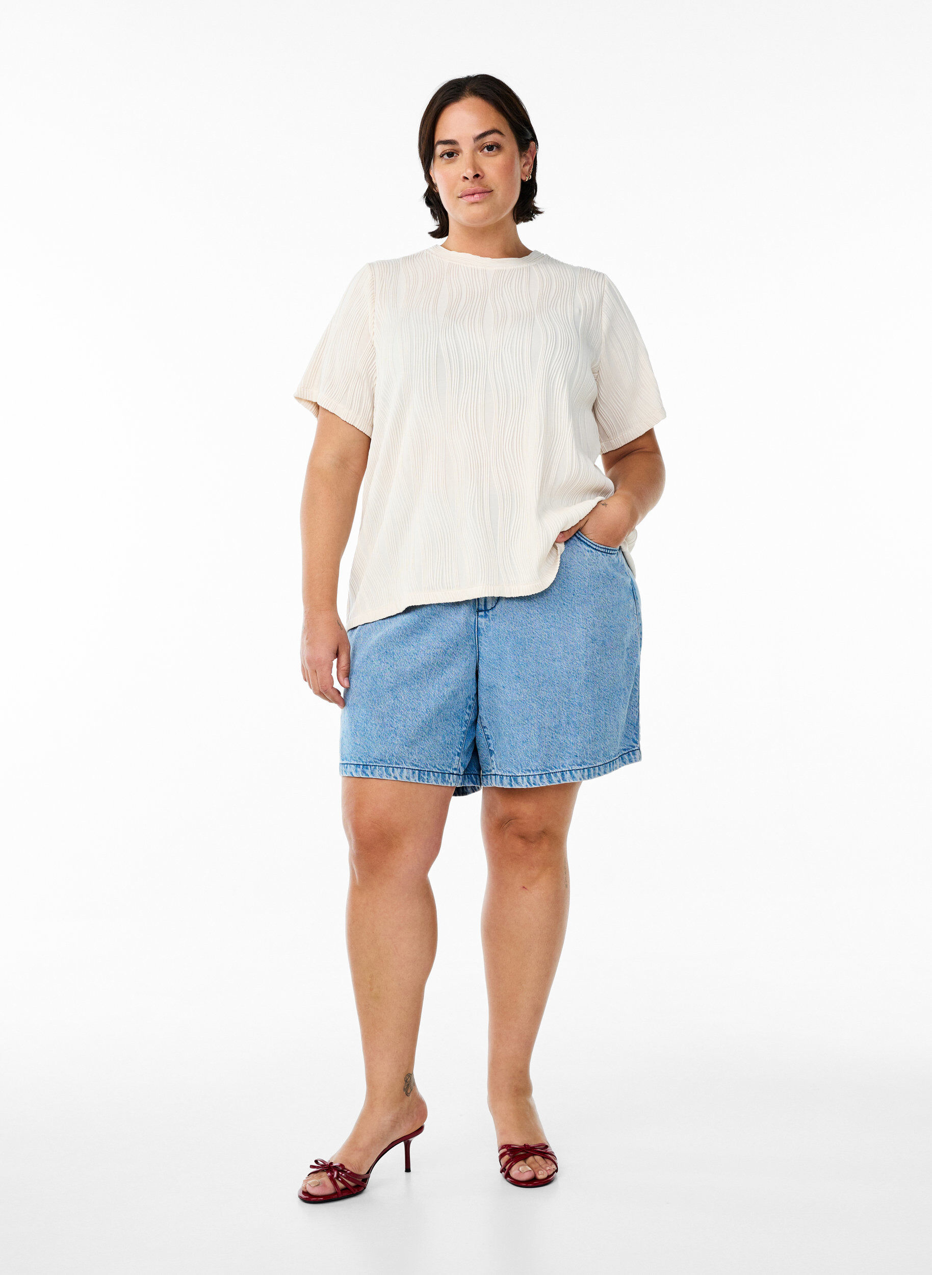 Zizzi Blouse met korte mouwen en een golvende textuur, Beige, Model image number 1