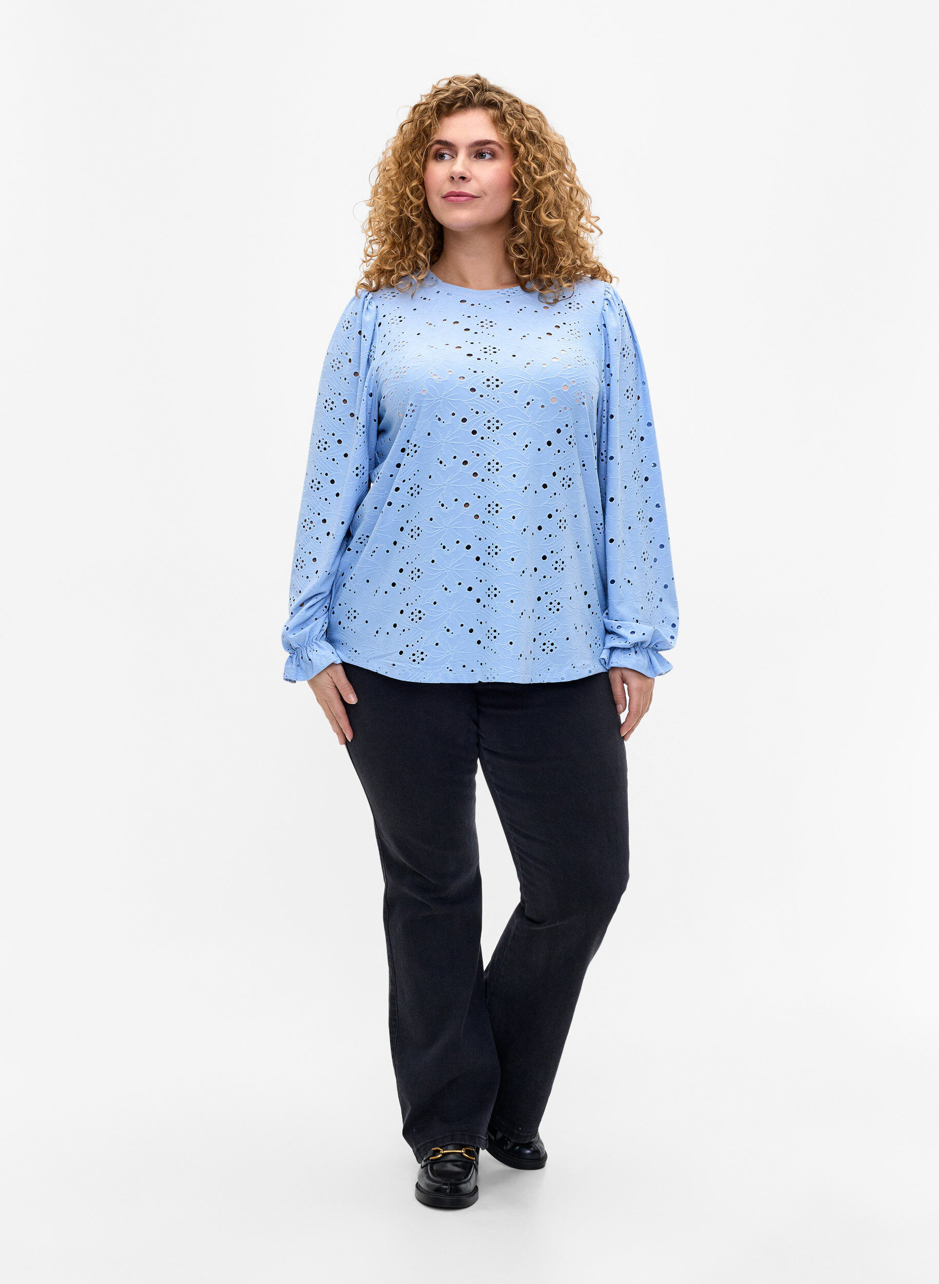 Zizzi Blouse met lange mouwen en gaatjespatroon, Serenity, Model image number 2