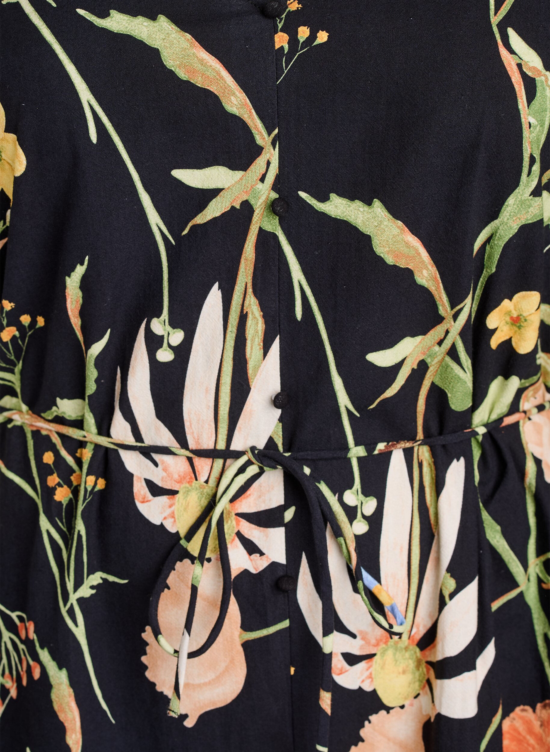 Zizzi Halflange jurk met bloemenprint en strikceintuur, Zwart, Packshot image number 2