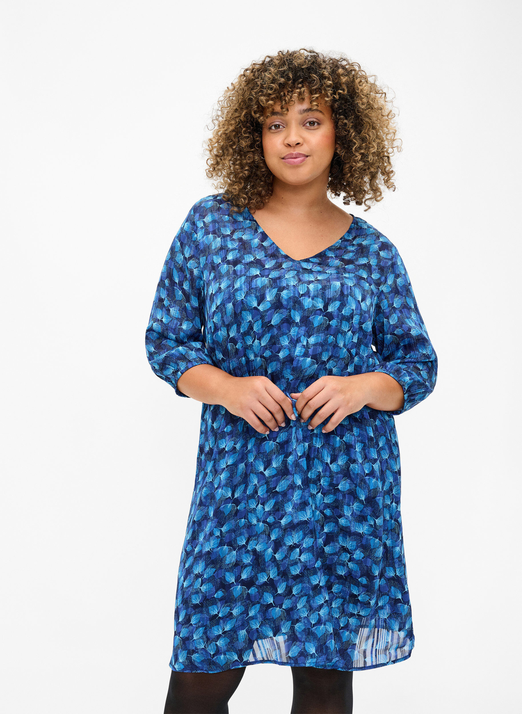 Zizzi Bedrukte jurk met V-hals en 3/4 mouwen, Navy Blazer Leaf AOP, Model image number 0